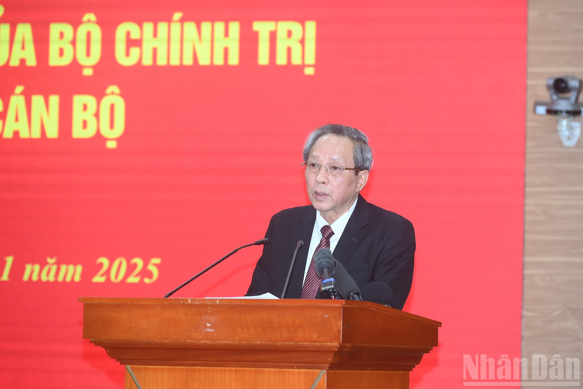 Hoang Dang Quang, miembro del Comité Central del Partido y vicejefe permanente de la Comisión de Organización del Comité Central del Partido, anuncia la decisión del Buró Político sobre la designación de la camarada Bui Thi Minh Hoai.