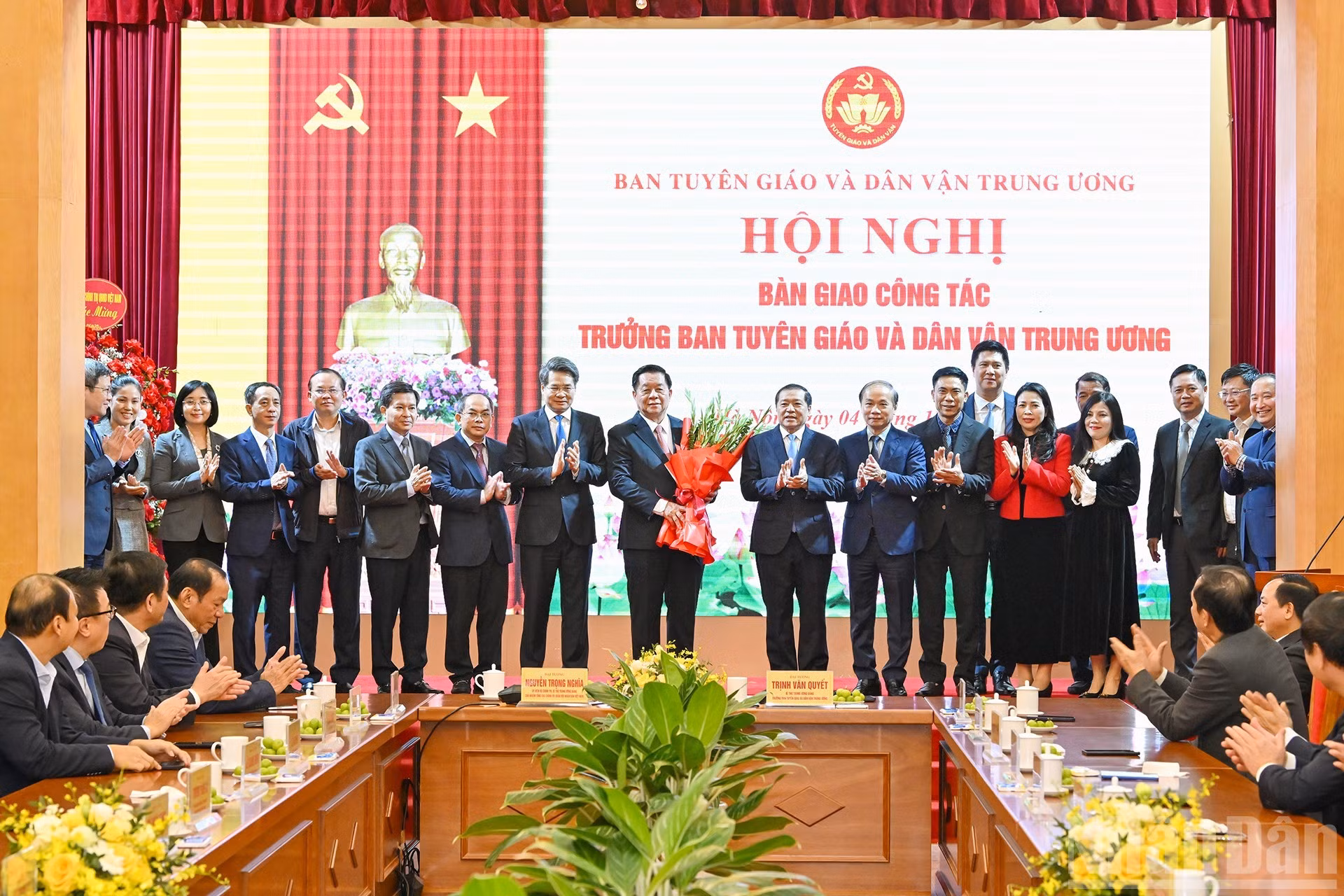 El Comité del Partido de la Comisión de Propaganda y Movilización de Masas del Comité Central del PCV felicita a Nguyen Trong Nghia.