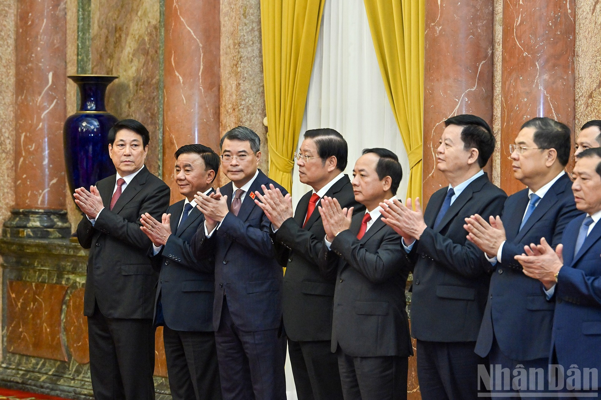 El presidente Luong Cuong, junto con dirigentes del Partido y del Estado, asiste a la ceremonia.