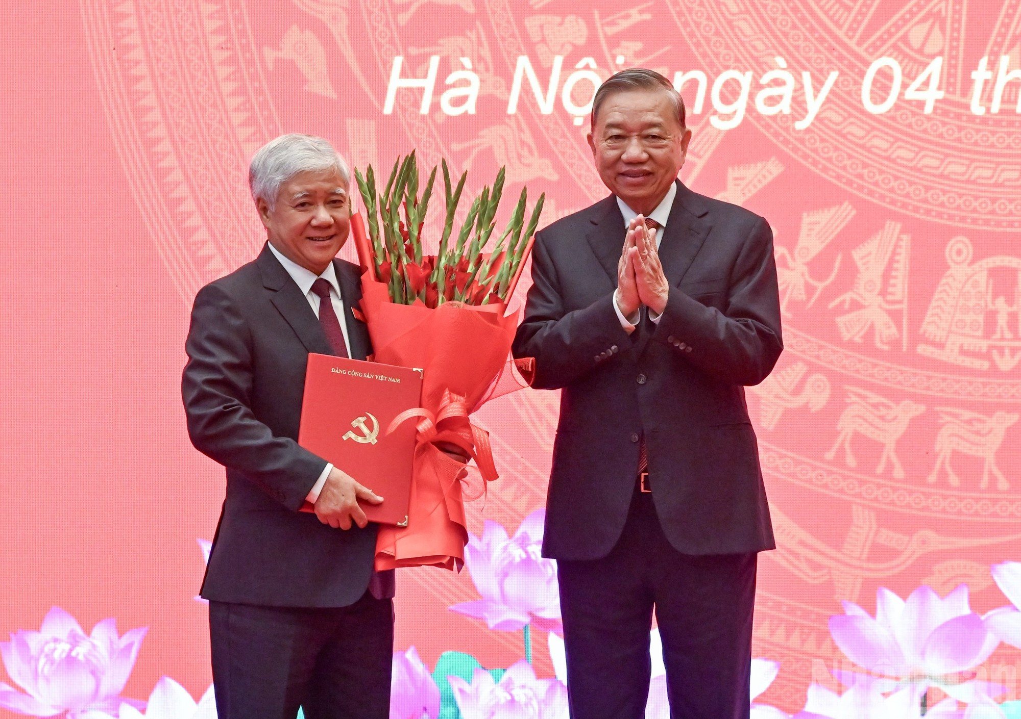 To Lam entrega la decisión del Buró Político y ofrece flores para felicitar al camarada Do Van Chien.