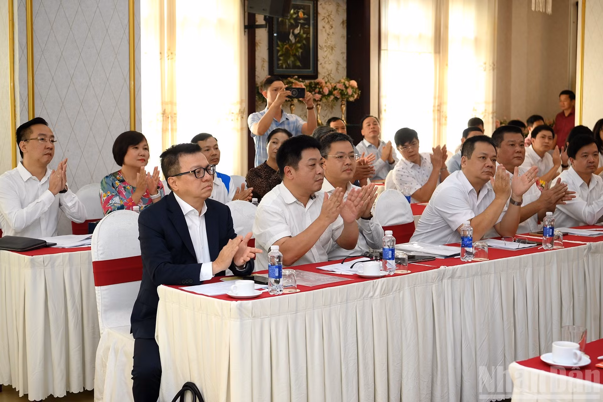 Le Quoc Minh, miembro del Comité Central del Partido Comunista de Vietnam (PCV), presidente-editor del diario Nhan Dan, subjefe de la Comisión de Propaganda, Educación y Movilización de Masas del Comité Central del PCV y titular de la Asociación de Periodistas del país, asiste al acto.