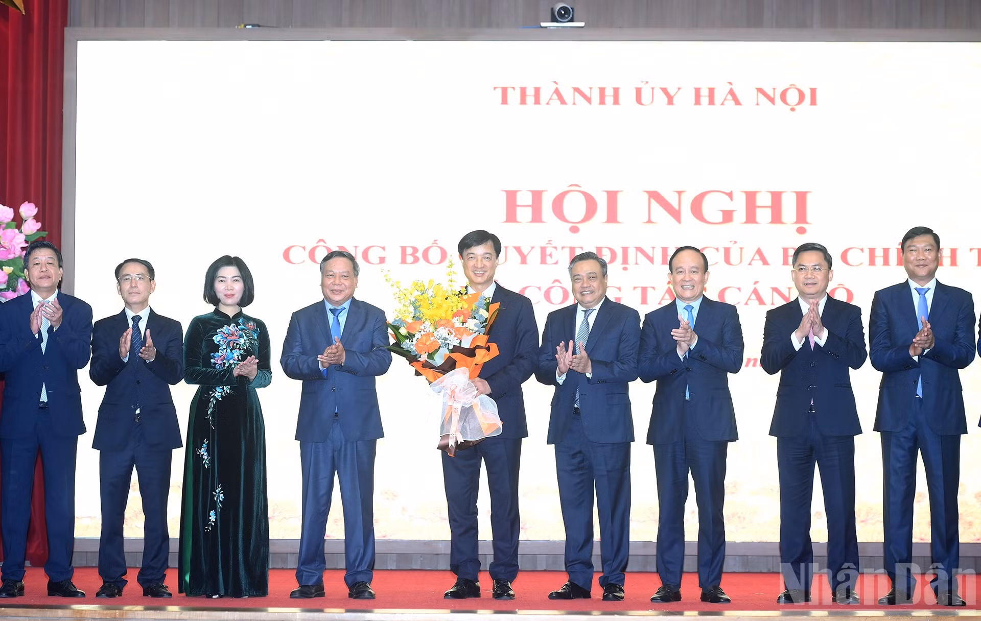 Los dirigentes del Comité del Partido de Hanói entregan flores para felicitar a Nguyen Duy Ngoc.