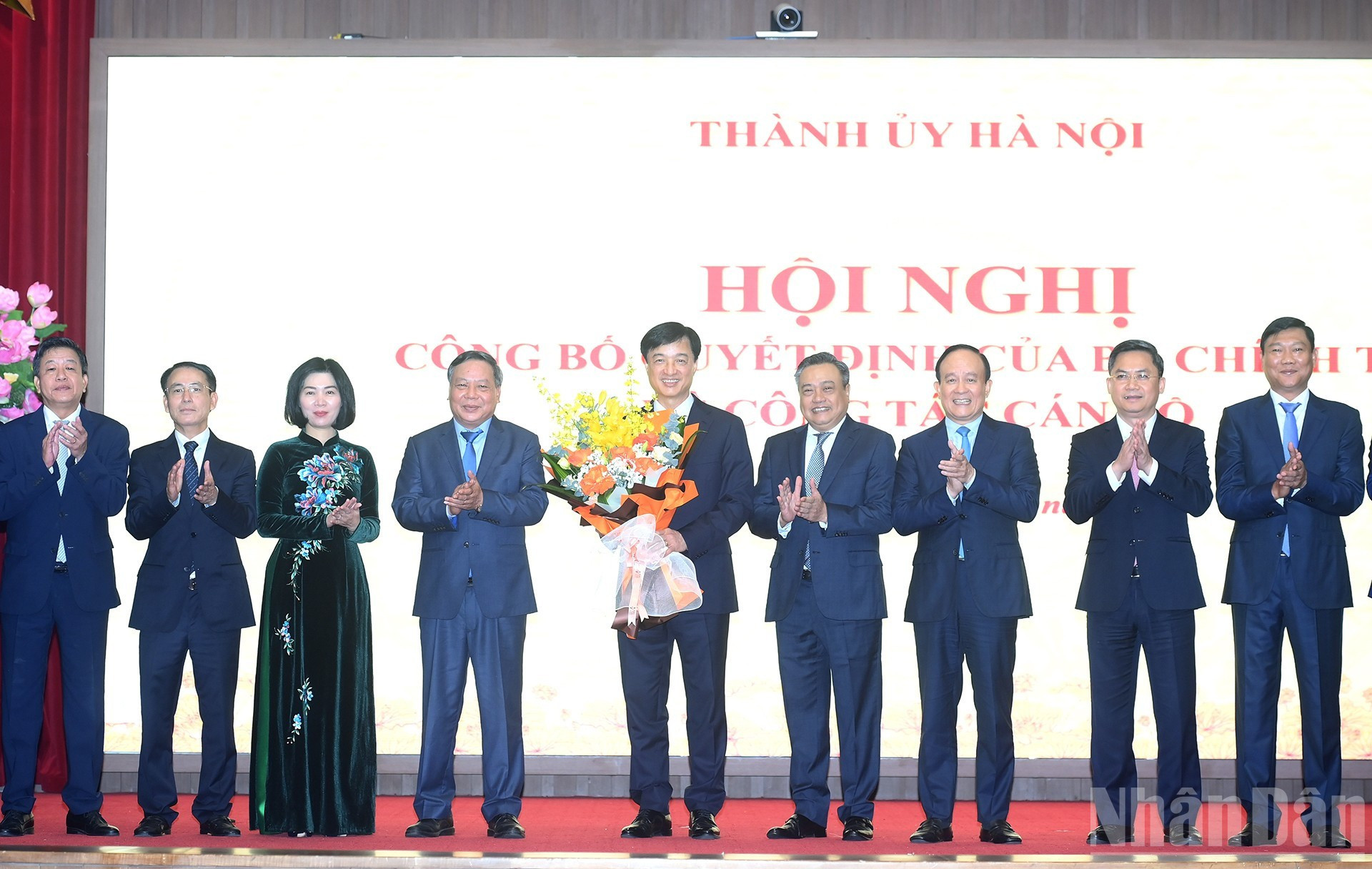 Los dirigentes del Comité del Partido de Hanói entregan flores para felicitar a Nguyen Duy Ngoc.