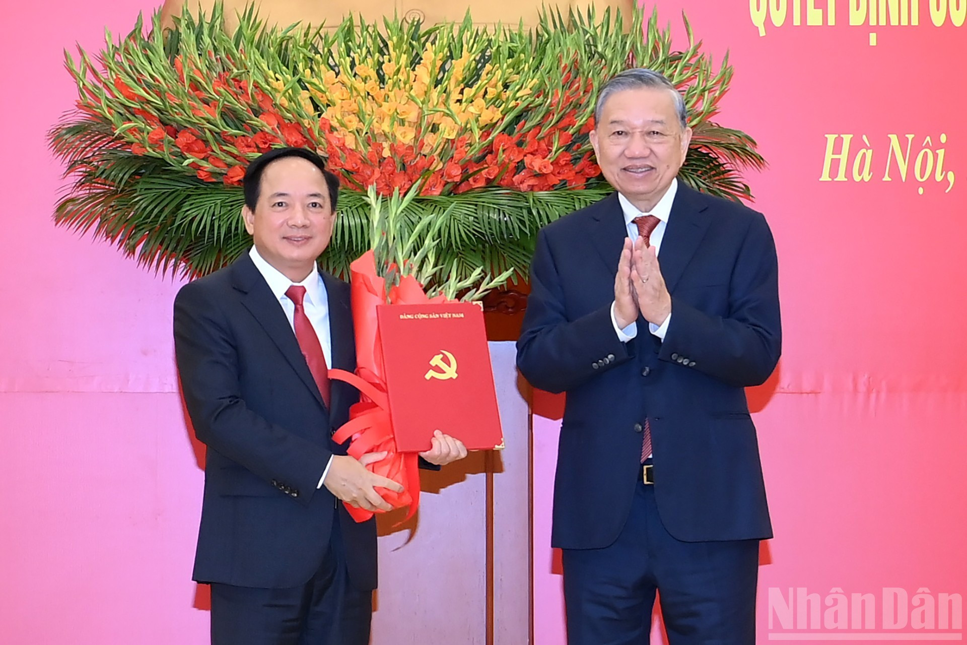 El secretario general del PCV, To Lam, entrega la decisión del Buró Político para nombrar al camarada Trinh Van Quyet como jefe de la Comisión de Propaganda y Movilización de Masas del Comité Central del PCV.