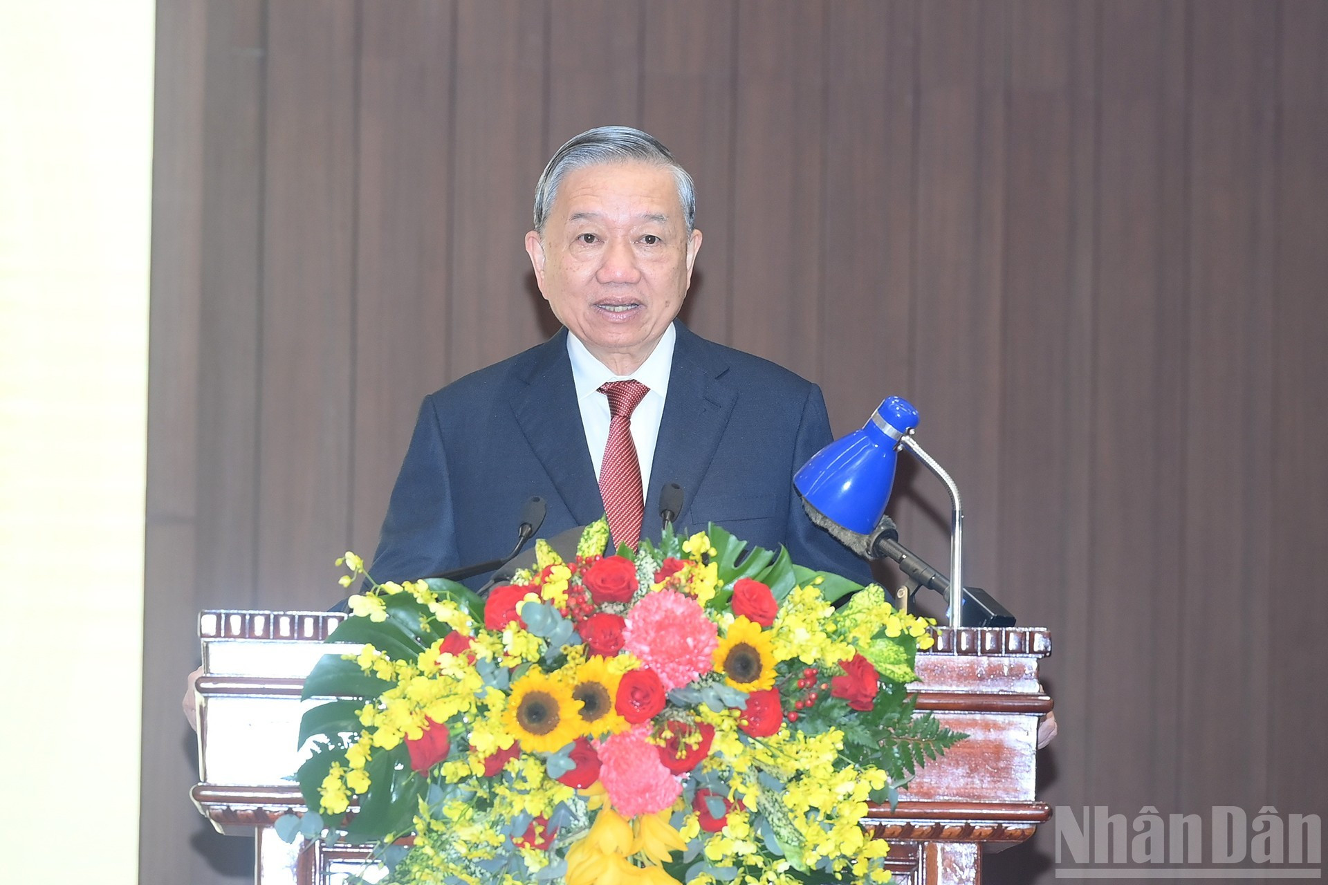 To Lam habla en el acto.