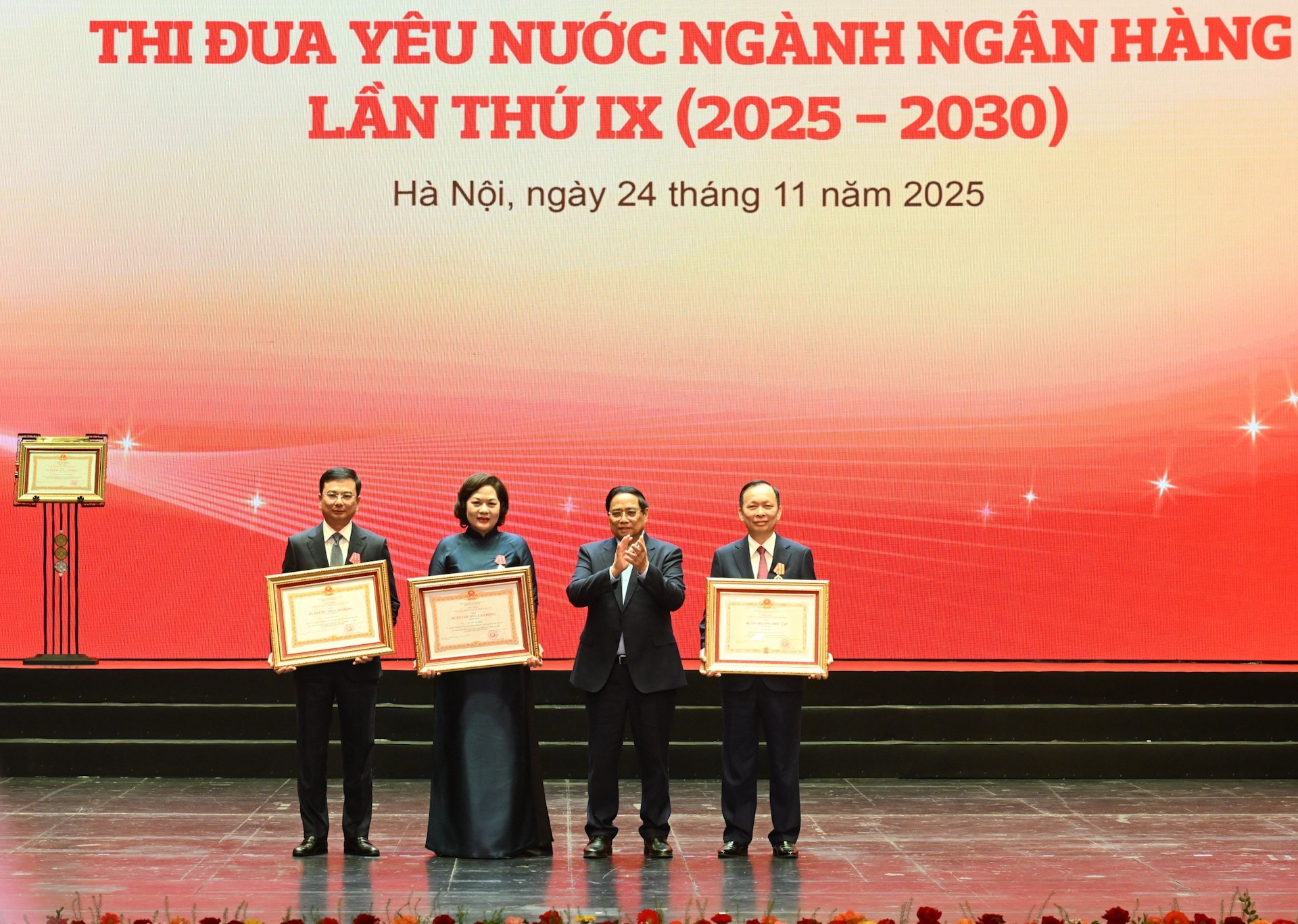 El primer ministro Pham Minh Chinh otorga la Orden de la Independencia de Segunda Clase al ex vicegobernador del Banco Estatal Dao Minh Ty; y la Orden del Trabajo de Primera Clase a la gobernadora del Banco Estatal, Nguyen Thi Hong, y al vicegobernador del Banco Estatal, Pham Thanh Ha.