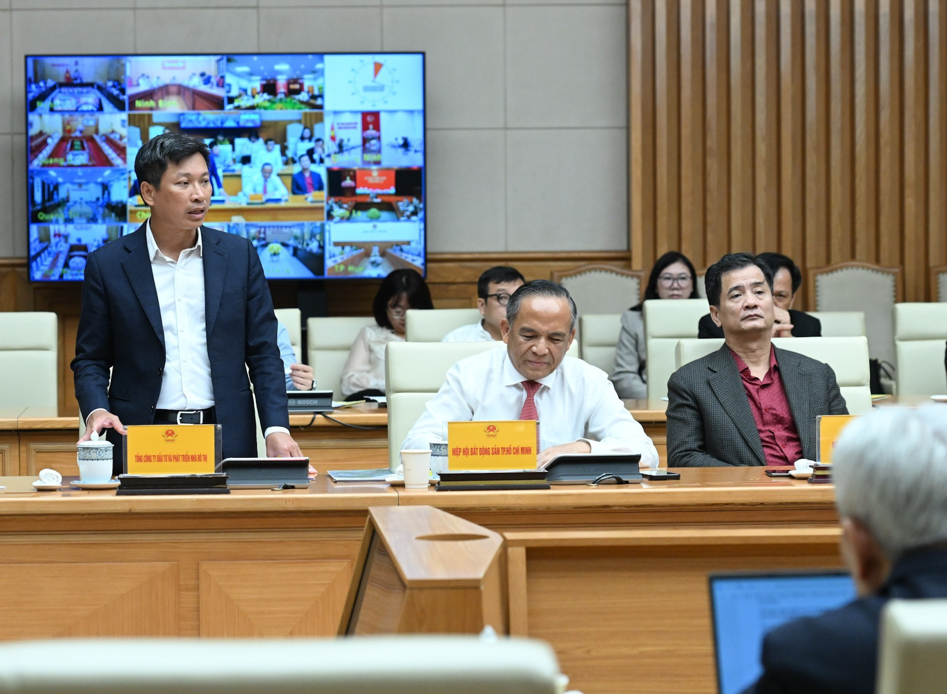El representante de la Corporación de Desarrollo e Inversión en Vivienda Urbana, interviene en la cita.