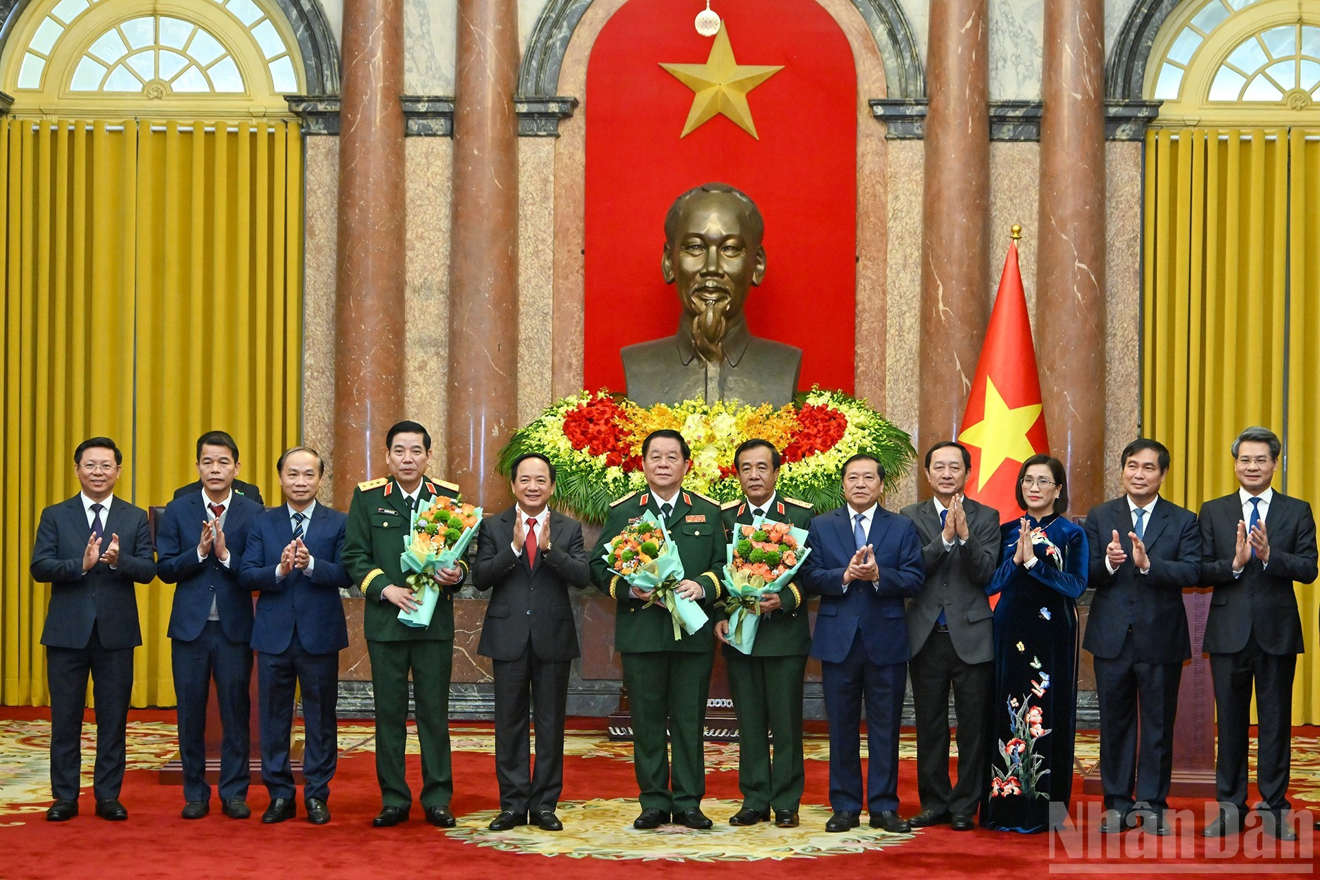 El jefe de la Comisión de Propaganda y Movilización de Masas del Comité Central del PCV, Trinh Van Quyet, felicita a los promovidos.