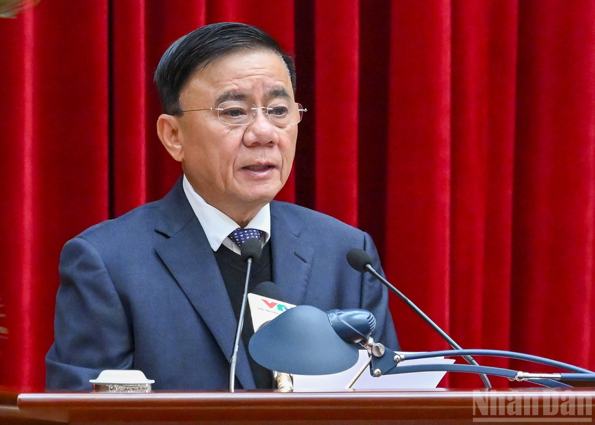 El miembro del Buró Político y miembro permanente del Secretariado del Comité Central del PCV, Tran Cam Tu, habla en la cita.