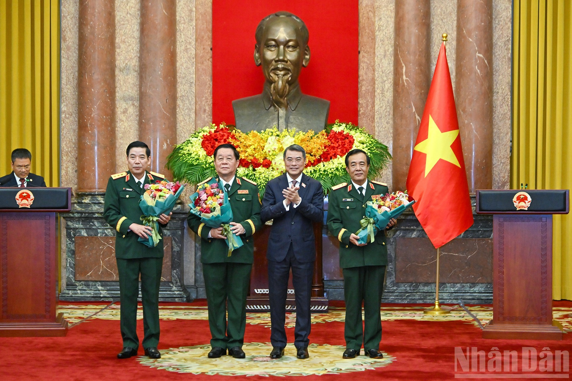 El jefe de la Comisión de Organización del Comité Central del PCV, Le Minh Hung, felicita a los ascendidos.