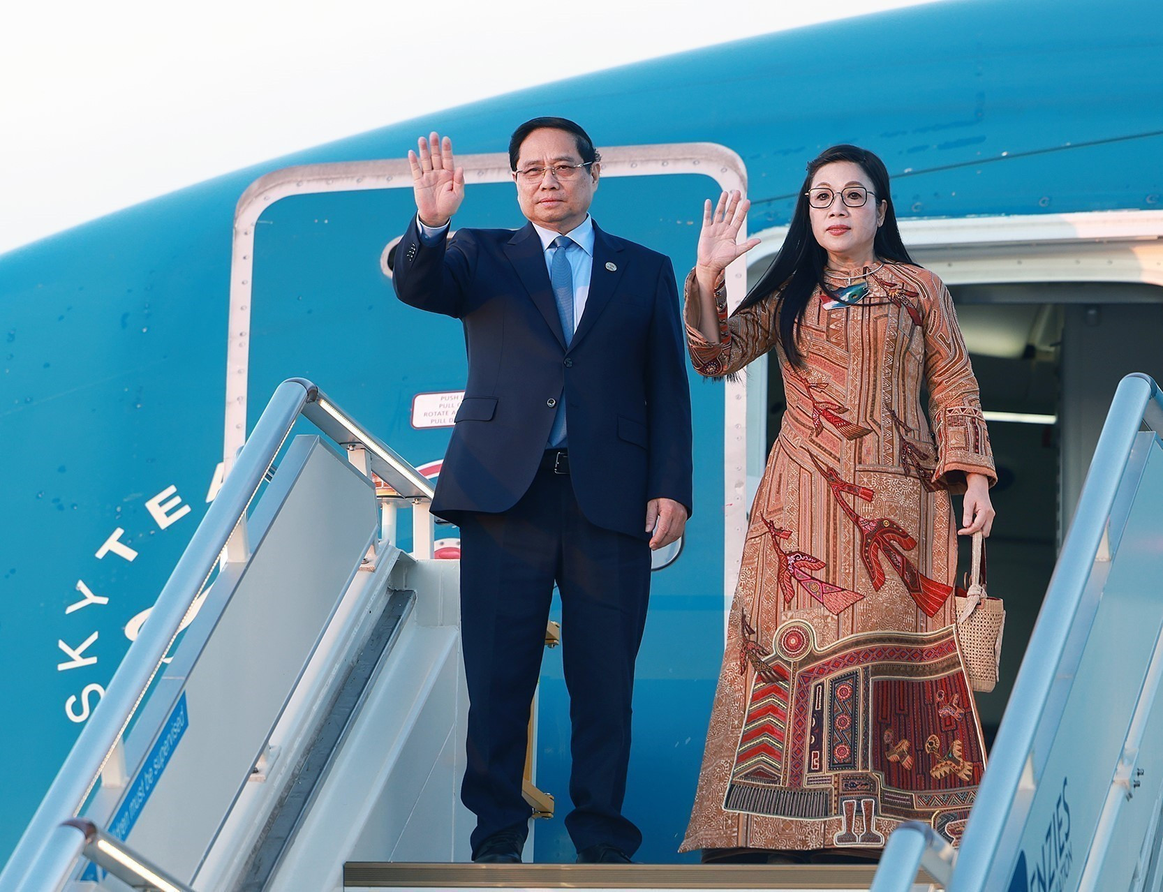 El primer ministro Pham Minh Chinh, y su esposa parten de la ciudad sudafricana de Johannesburgo rumbo a Hanói.