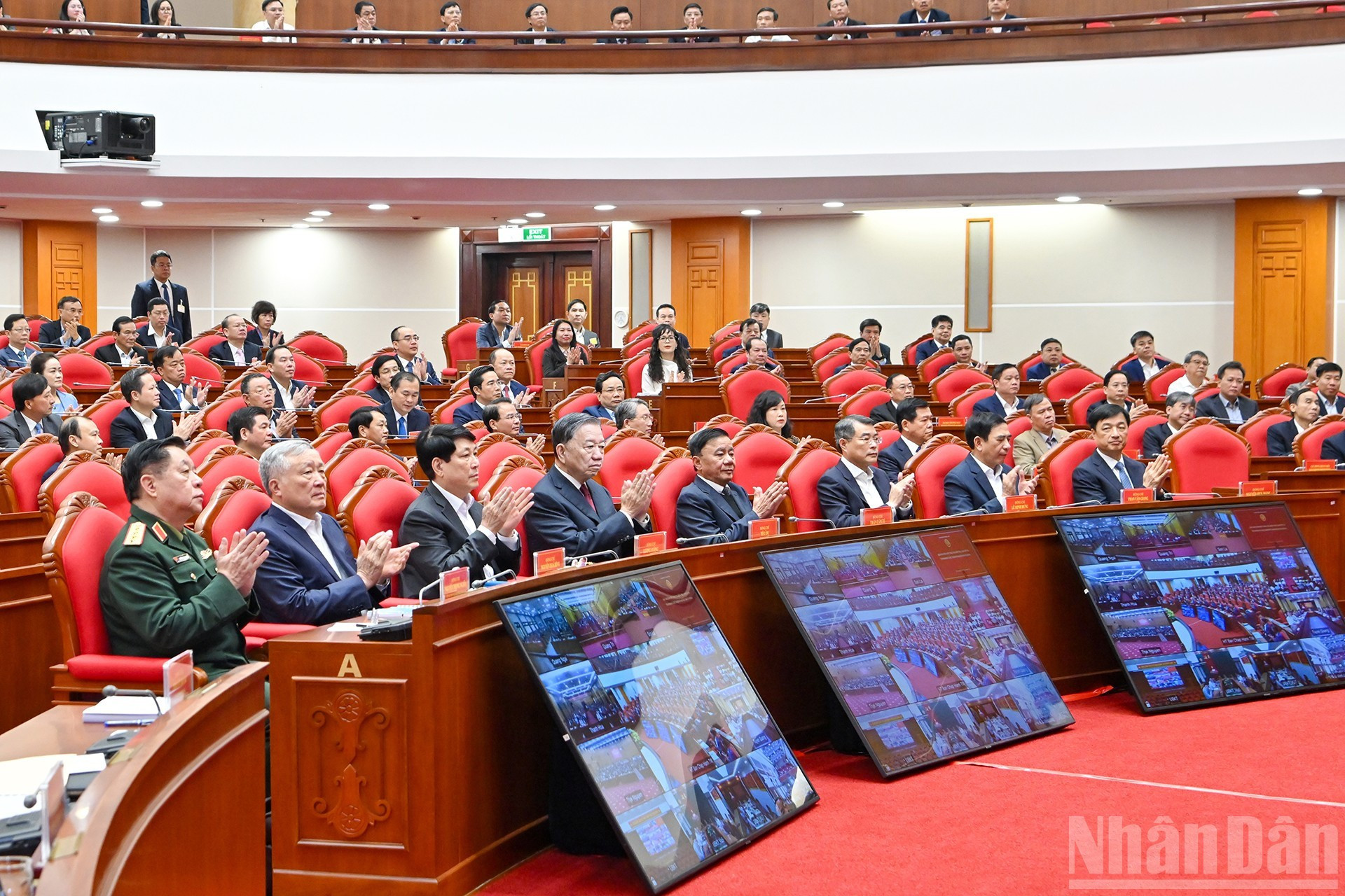 El secretario general del PCV, To Lam, el miembro del Buró Político y presidente, Luong Cuong, el miembro del Buró Político y miembro permanente del Secretariado del Comité Central del PCV, Tran Cam Tu, junto con otros dirigentes del Partido y el Estado asisten al evento.