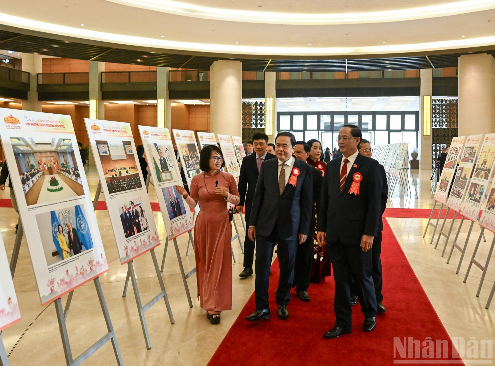El presidente del Legislativo Tran Thanh Man y los delegados visitan la exposición ‘El Comité Permanente de la Asamblea Nacional y el movimiento de emulación’.