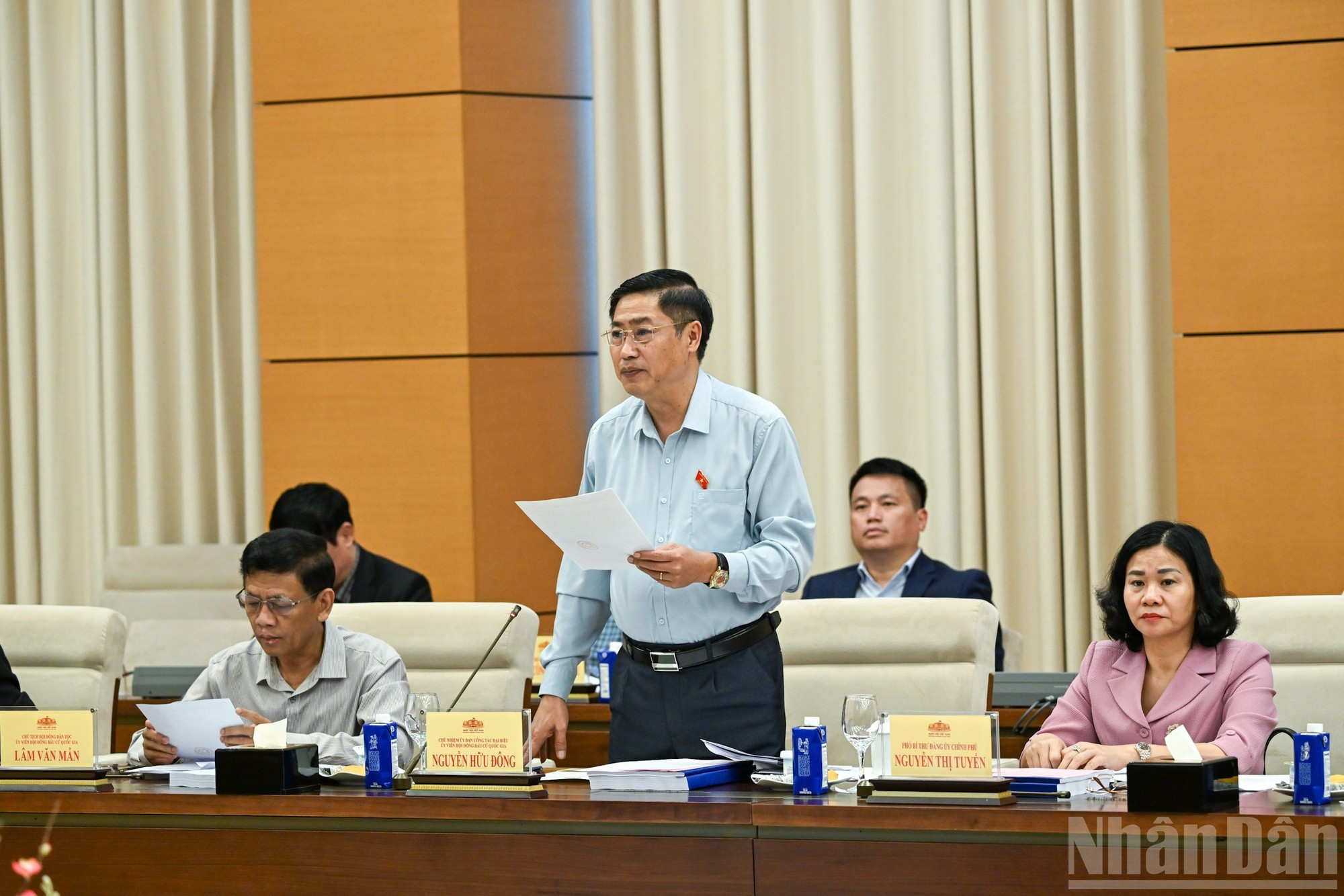 El jefe de la Comisión de Asuntos de los Diputados de la Asamblea Nacional, Nguyen Huu Dong, interviene en la cita.