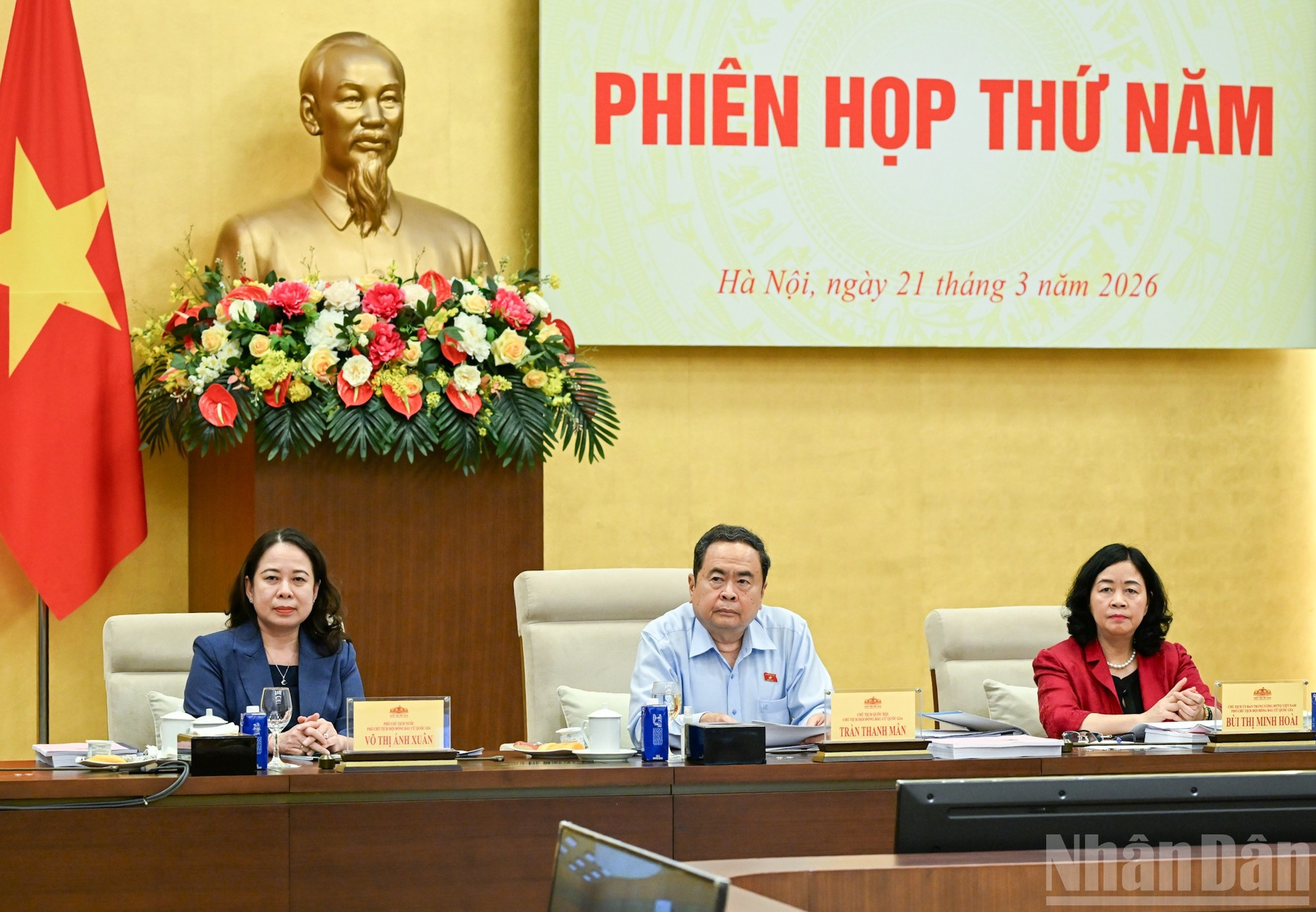 El presidente de la Asamblea Nacional, Tran Thanh Man, la presidenta del Comité Central del Frente de la Patria de Vietnam, Bui Thi Minh Hoai, y la vicepresidenta del país, Vo Thi Anh Xuan, presiden la reunión.