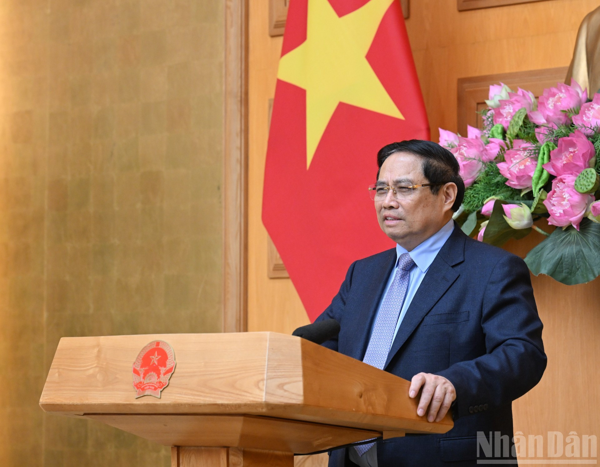El primer ministro de Vietnam, Pham Minh Chinh, habla en el evento.