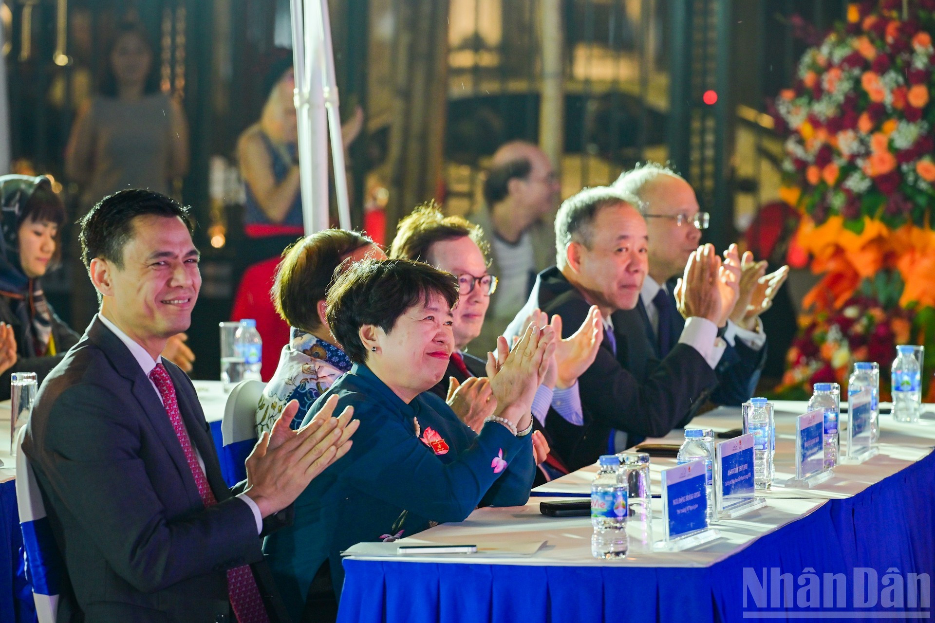 Al evento asisten Nguyen Thuy Anh, subjefa de la Comisión de Políticas y Estrategias del Comité Central el Partido Comunista de Vietnam y Dang Hoang Giang, viceministro de Relaciones Exteriores, entre otros delegados.