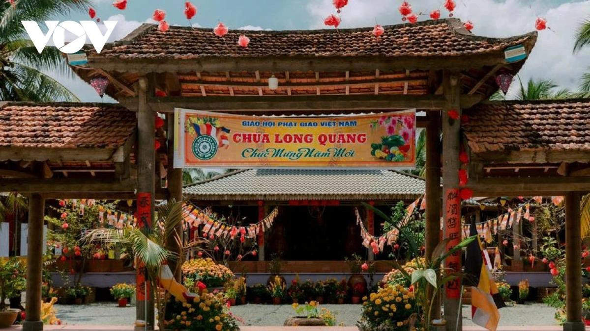 La imponente puerta de entrada suele adornarse con banderas y flores durante las festividades. Allí, el cocotero no solo forma parte del paisaje, sino que se ha convertido en el verdadero “alma” de la arquitectura del recinto.