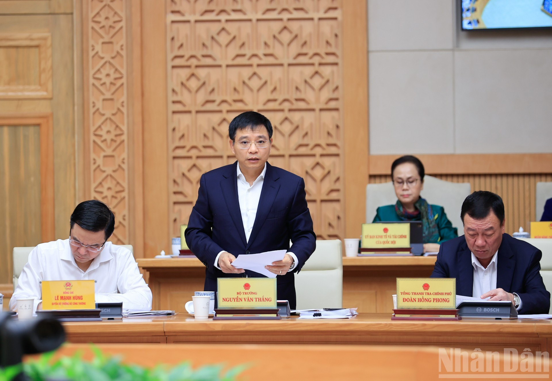 El ministro de Finanzas, Nguyen Van Thang, habla en la sesión.