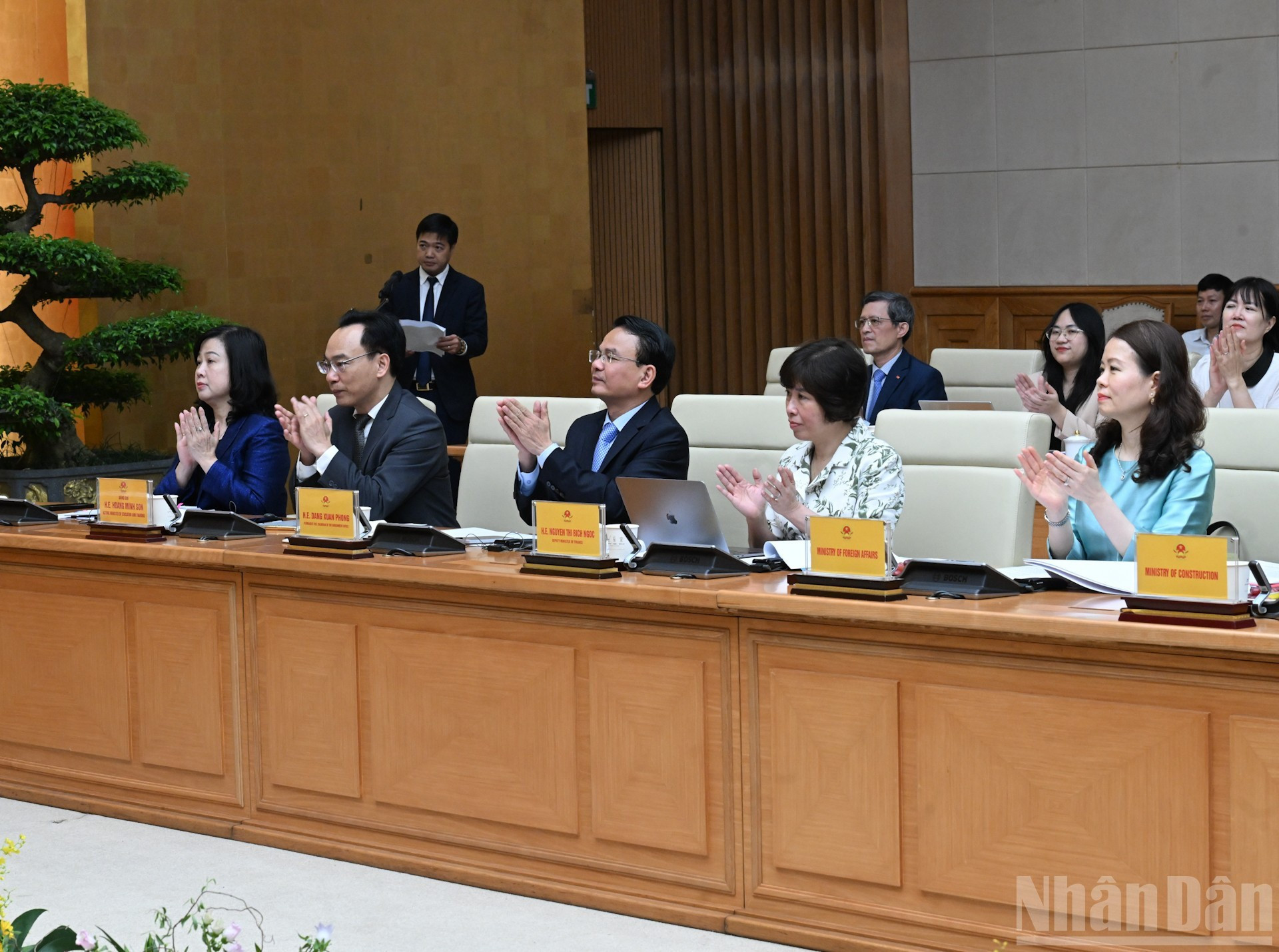 Asistentes vietnamitas en el encuentro.