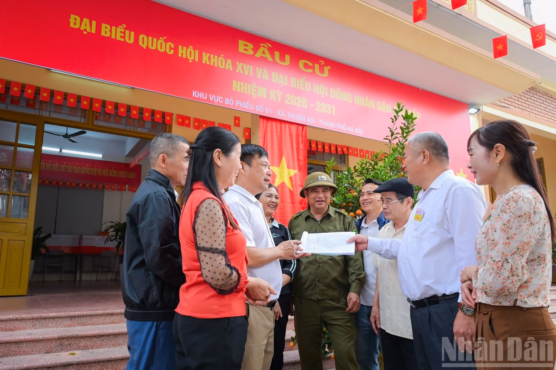 El comité electoral del emplazamiento de votación de la aldea de Dong Xuyen, colegio electoral nº 1, comuna de Thuan An, ha completado todos los preparativos para el día de las elecciones.