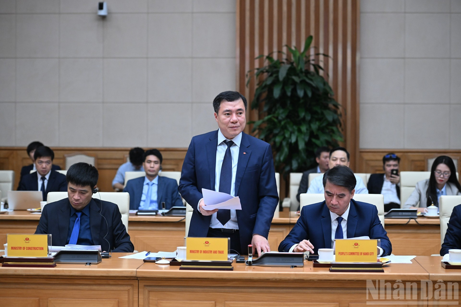 Nguyen Sinh Nhat Tan, viceministro de Industria y Comercio, habla en el evento.