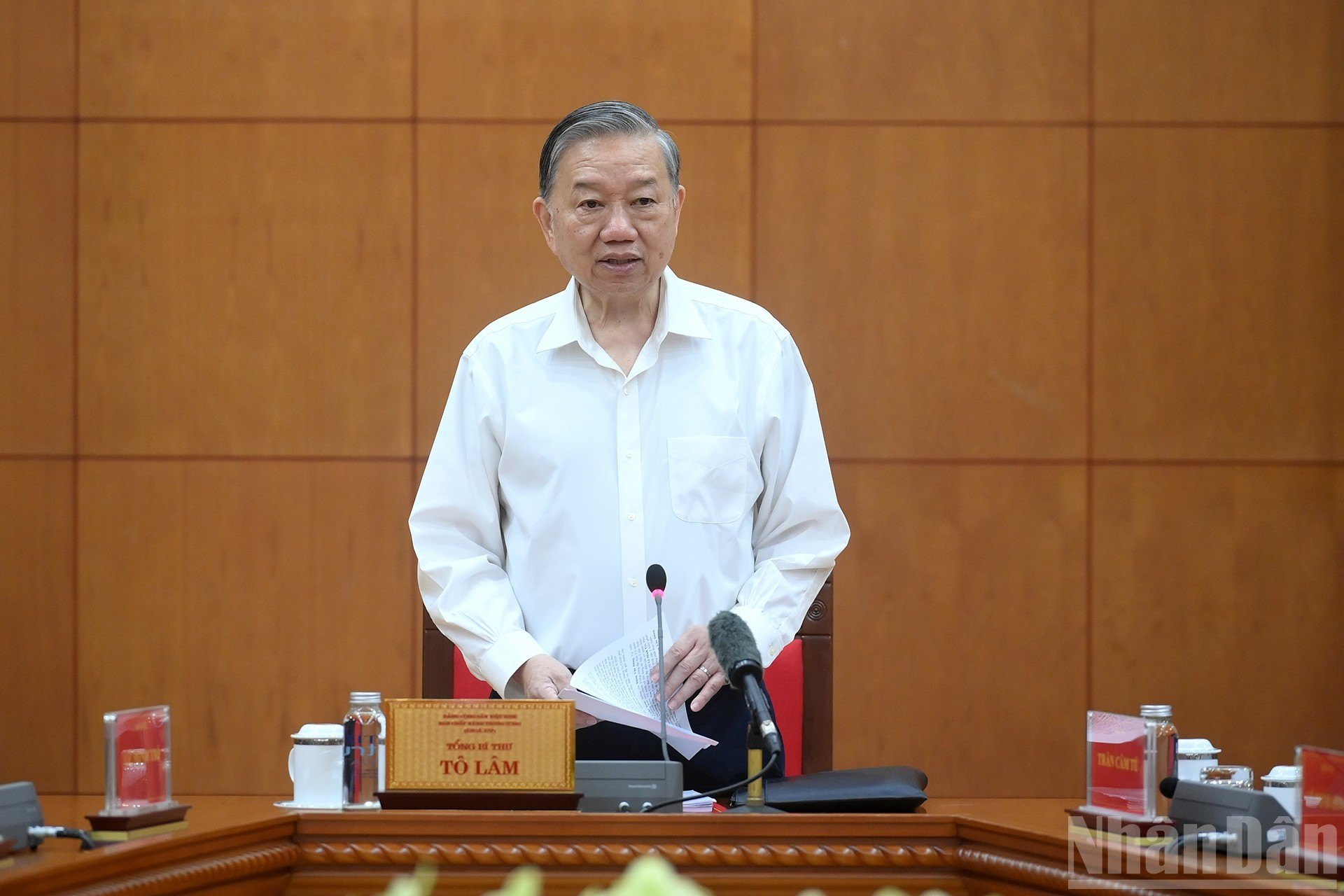 El secretario general del PCV, To Lam, habla en el evento.