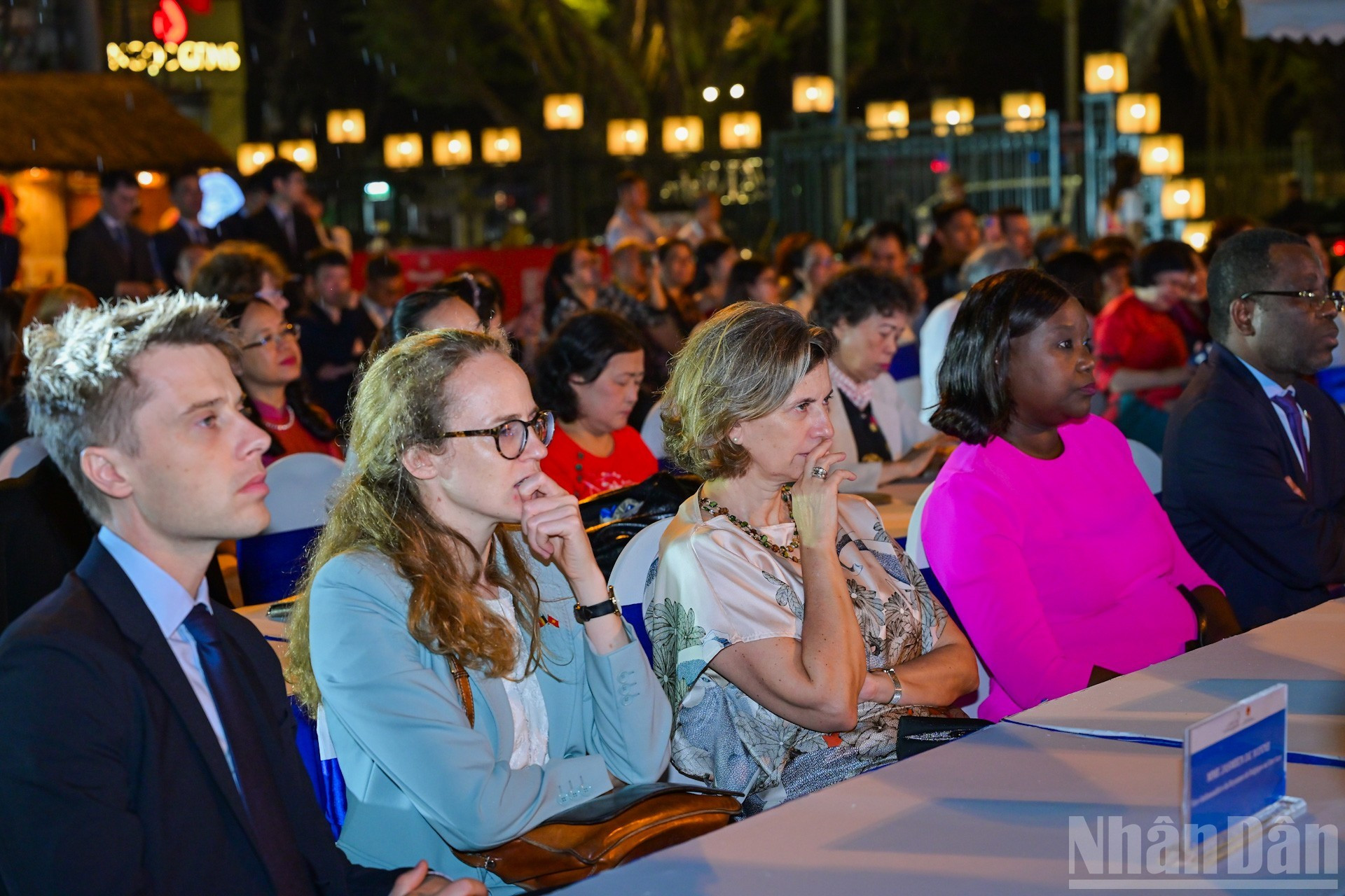 El público sigue el programa.