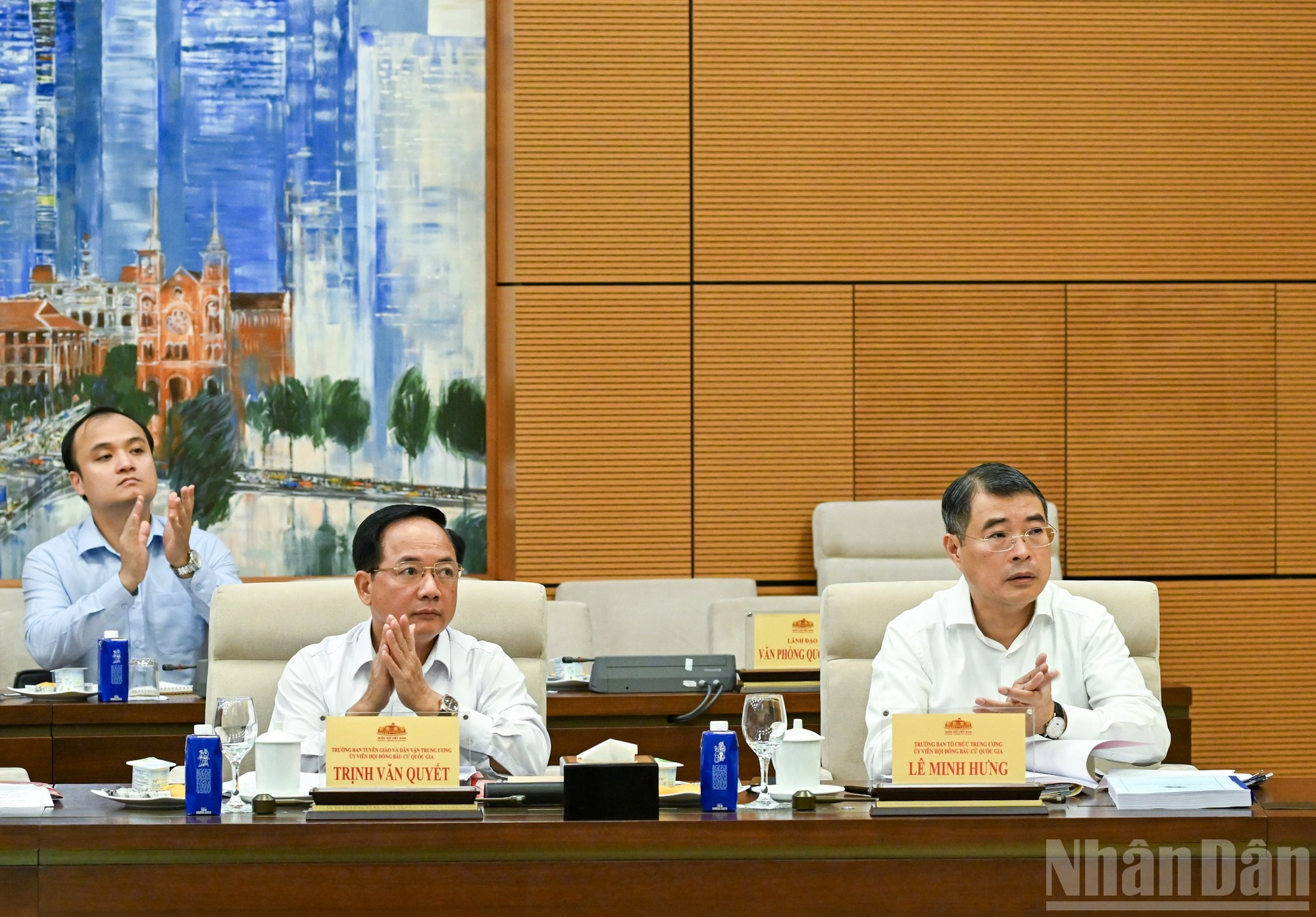 El jefe de la Comisión de Organización del Comité Central del Partido Comunista de Vietnam (PCV), Le Minh Hung, y el titular de la Comisión de Propaganda y Movilización de Masas del Comité Central del PCV, Trinh Van Quyet, asistieron a la sesión.