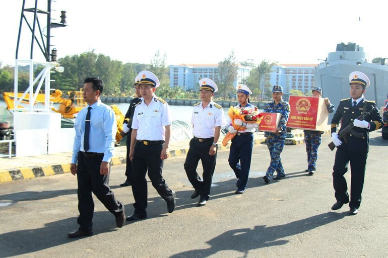 Las urnas son transportadas a bordo de un barco para su traslado a las islas.