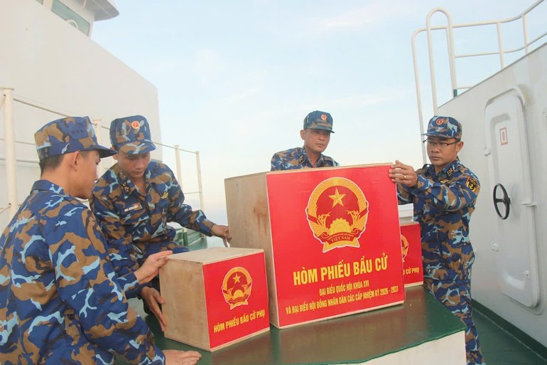 Durante el transporte marítimo, las urnas se mantienen cuidadosamente resguardadas e inspeccionadas para evitar daños.