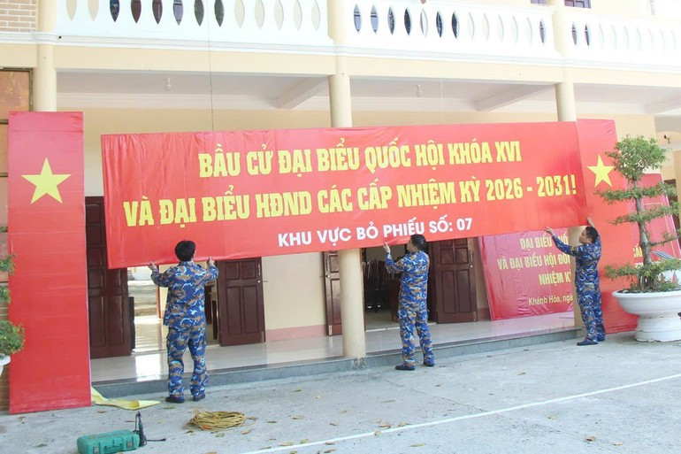 Aunque se encuentran lejos de la tierra firme, los materiales de decoración para las elecciones se preparan de manera completa.