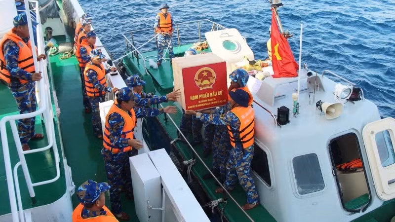 Tras recorrer cientos de millas náuticas, las urnas y los materiales electorales llegan con seguridad y son entregados a las mesas de votación en las islas del archipiélago de Truong Sa.