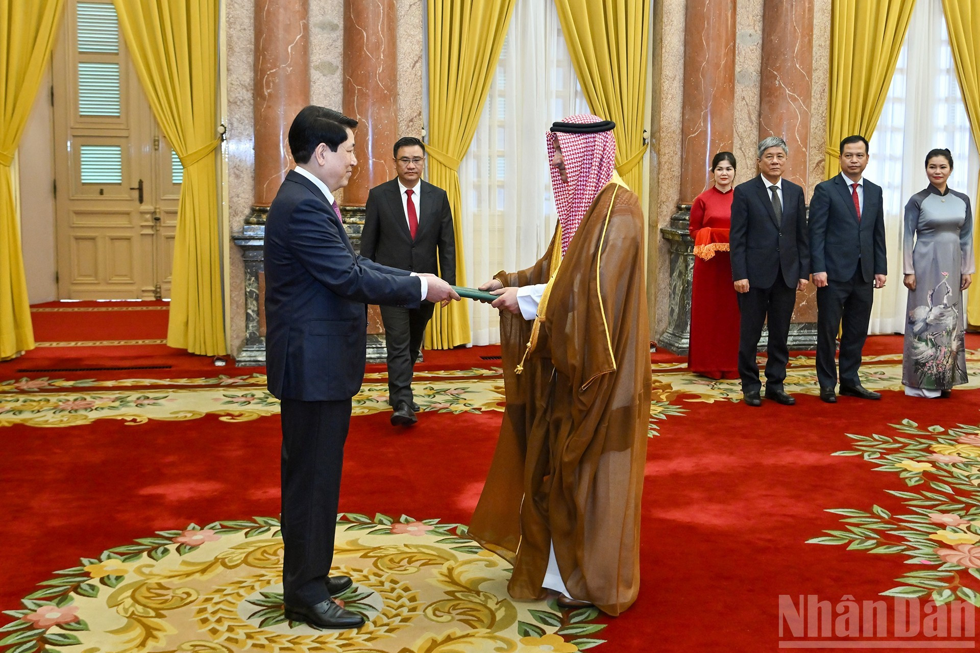 El presidente Luong Cuong recibe las credenciales del embajador Arabia Saudí en Vietnam, Thamer Mohammed A. Algosaibi.