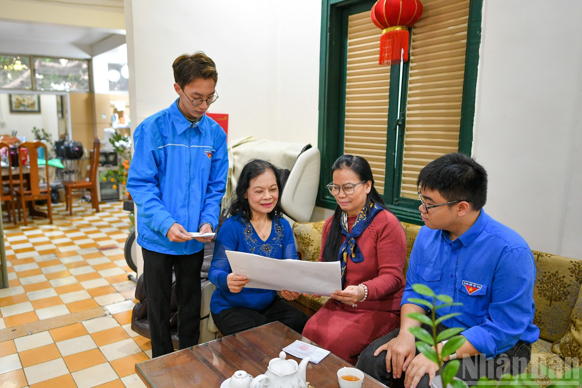 Funcionarios de las zonas residenciales y miembros de la filial local de la Unión de Jóvenes Comunistas Ho Chi Minh entregan las tarjetas electorales a los votantes en el conjunto residencial 37 Ly Nam De, barrio de Hoan Kiem.