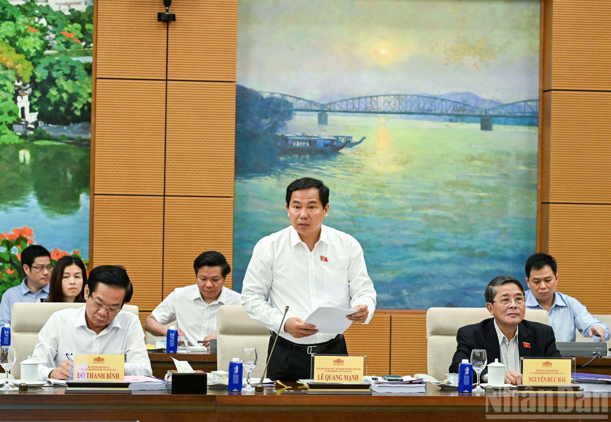 El secretario general y jefe de la Oficina de la Asamblea Nacional, Le Quang Manh, presenta un informe durante la sesión.