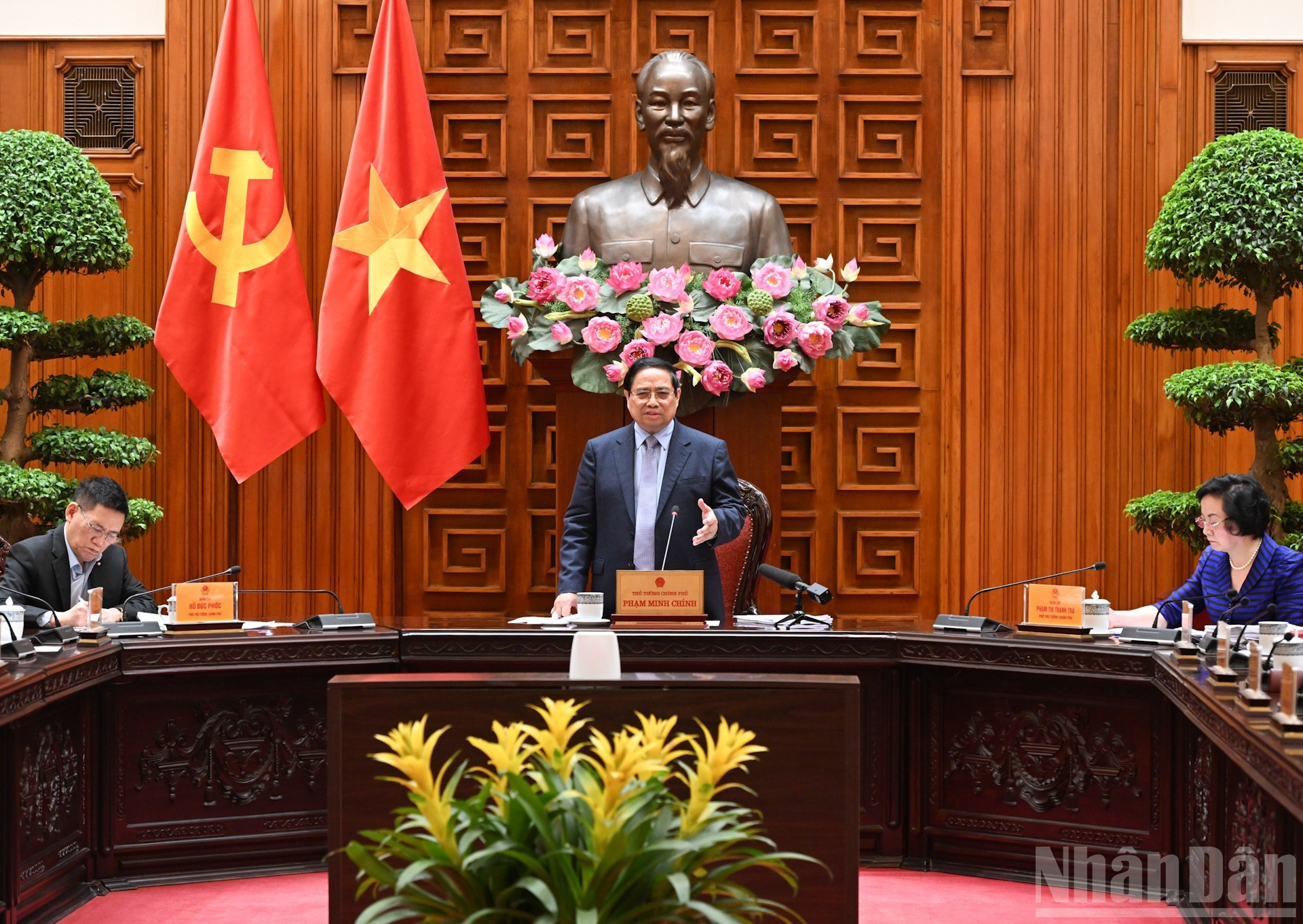 [Foto] Premier vietnamita preside reunión para debatir medidas de estabilización de los precios del combustible