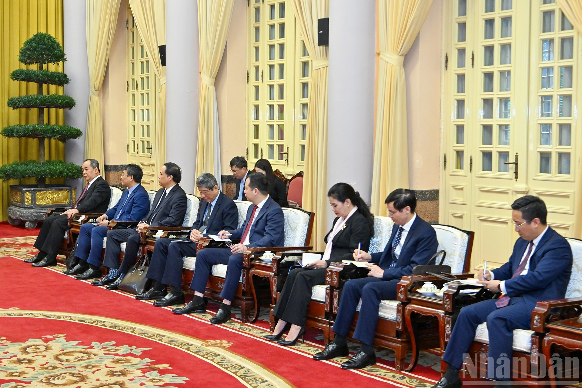 Asistentes vietnamitas a la cita.