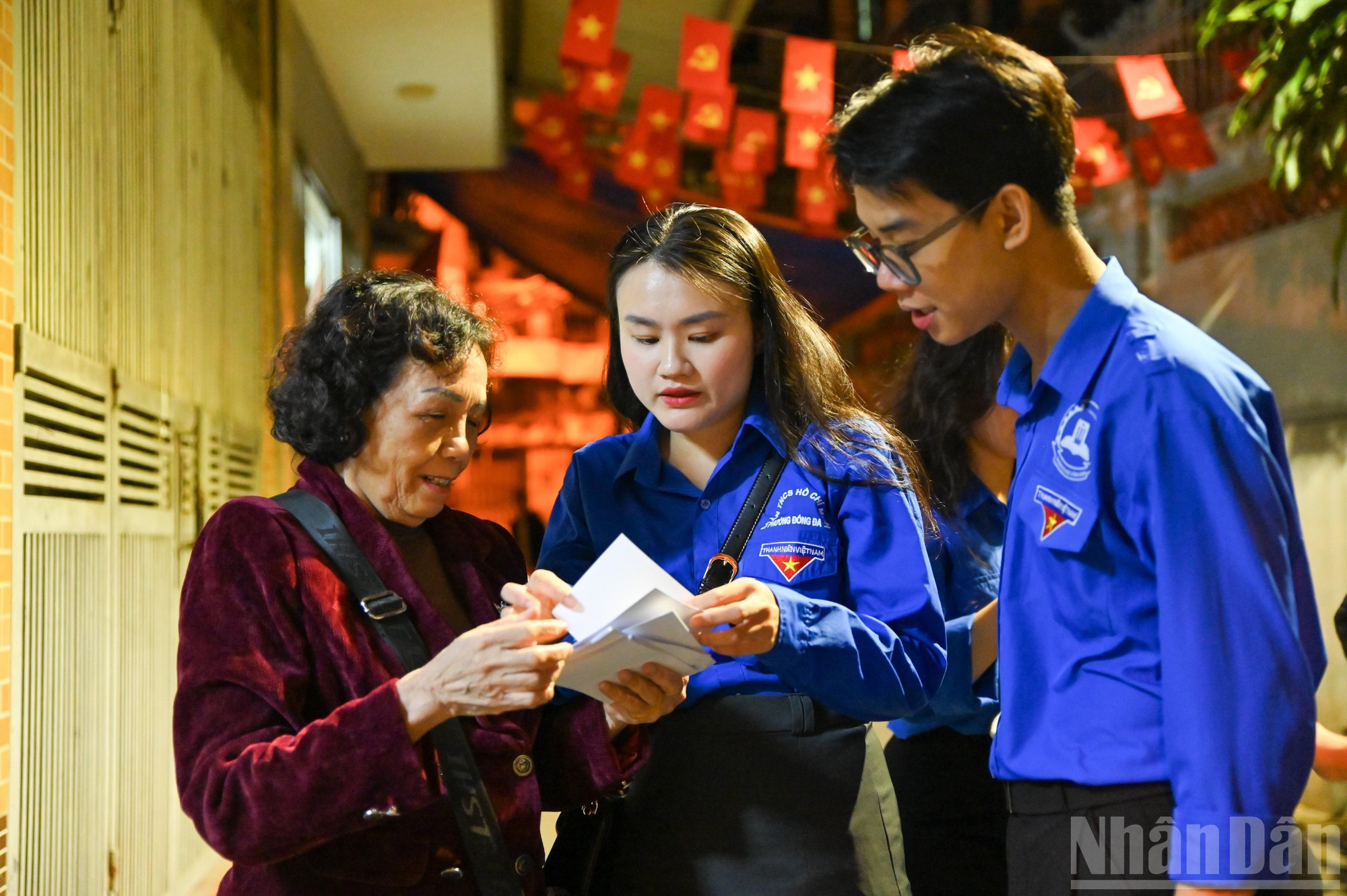 Según las listas ya revisadas, cada ciudadano con derecho a voto recibe su tarjeta electoral conforme al nombre registrado.