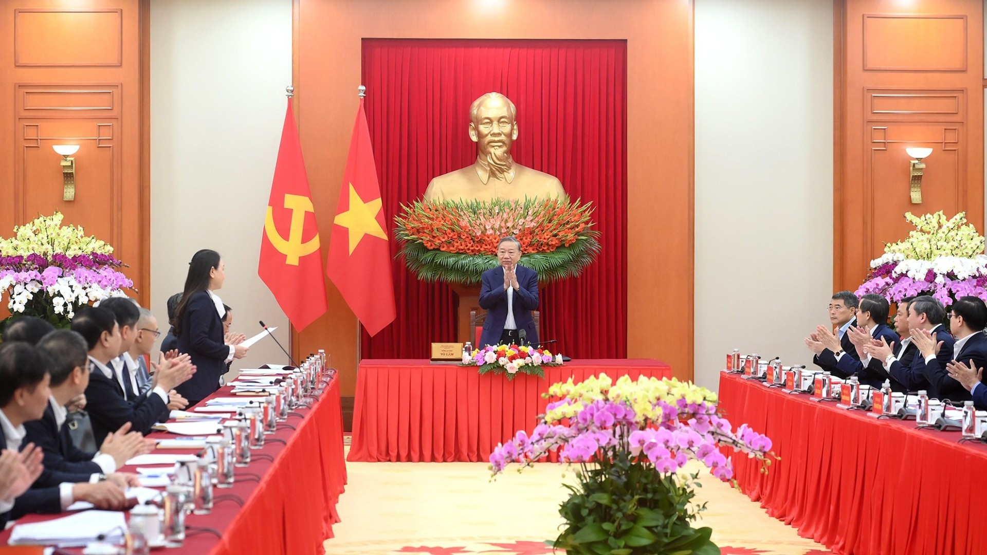 [Foto] Líder partidista preside reunión sobre el balance de 100 años del liderazgo del Partido y 40 años de implementación de Plataforma para la Construcción Nacional