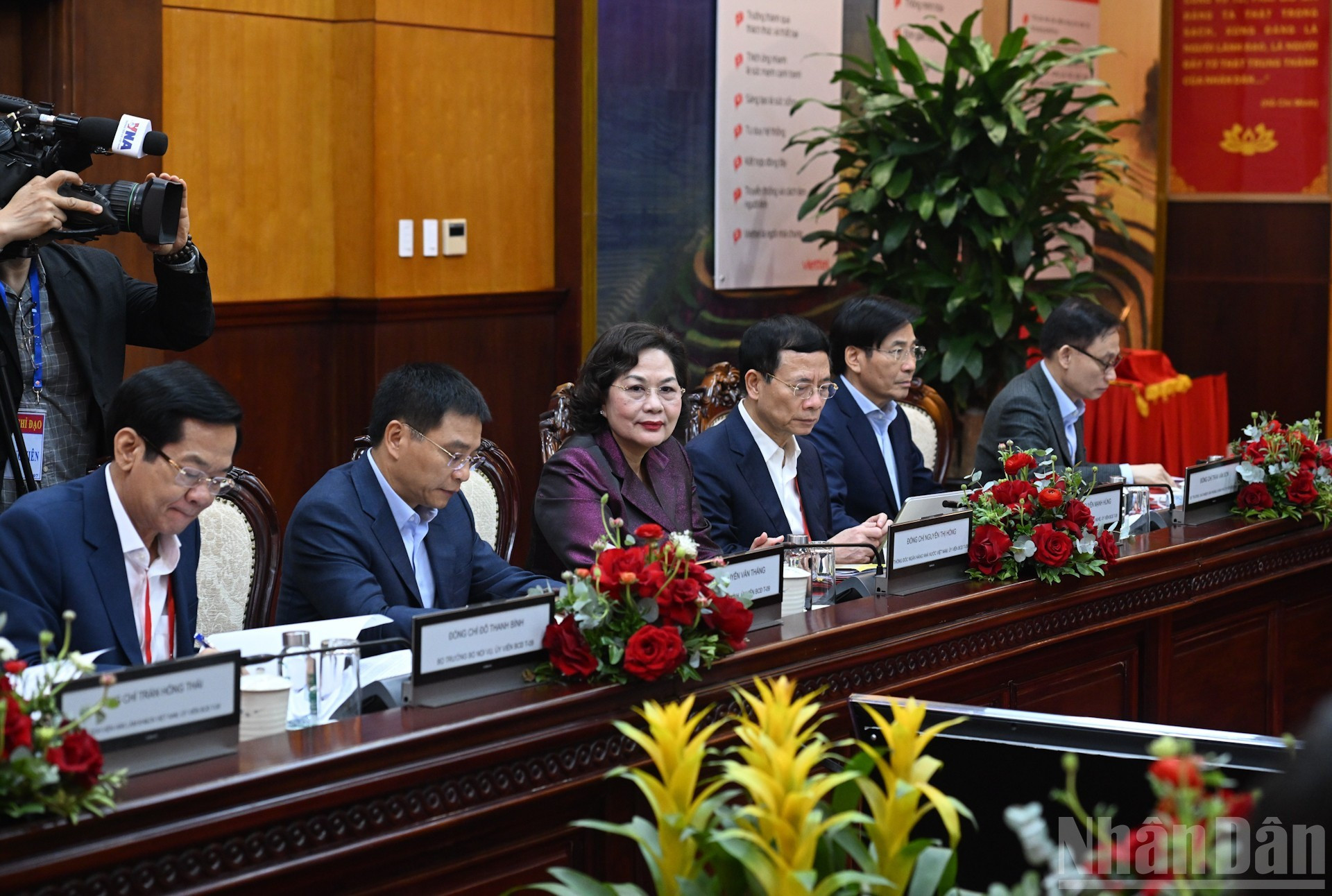 Representantes de ministerios, comités y sectores en el sesión de trabajo.