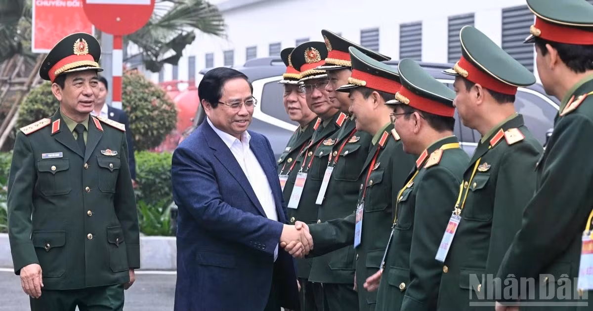 [Foto] Premier vietnamita preside reunión de trabajo sobre el desarrollo de la industria de defensa