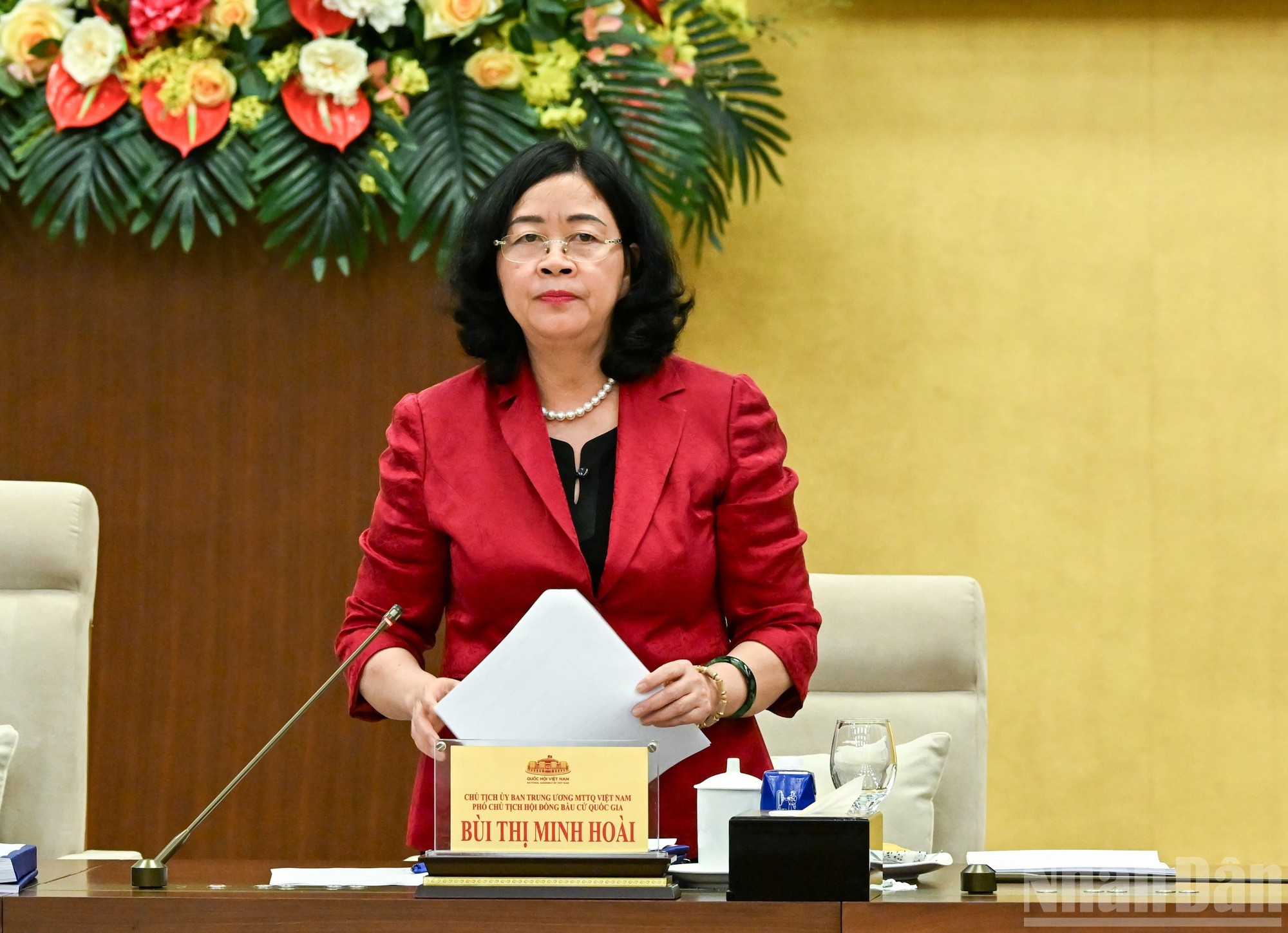 La presidenta del Comité Central del Frente de la Patria de Vietnam, Bui Thi Minh Hoai, en la reunión.