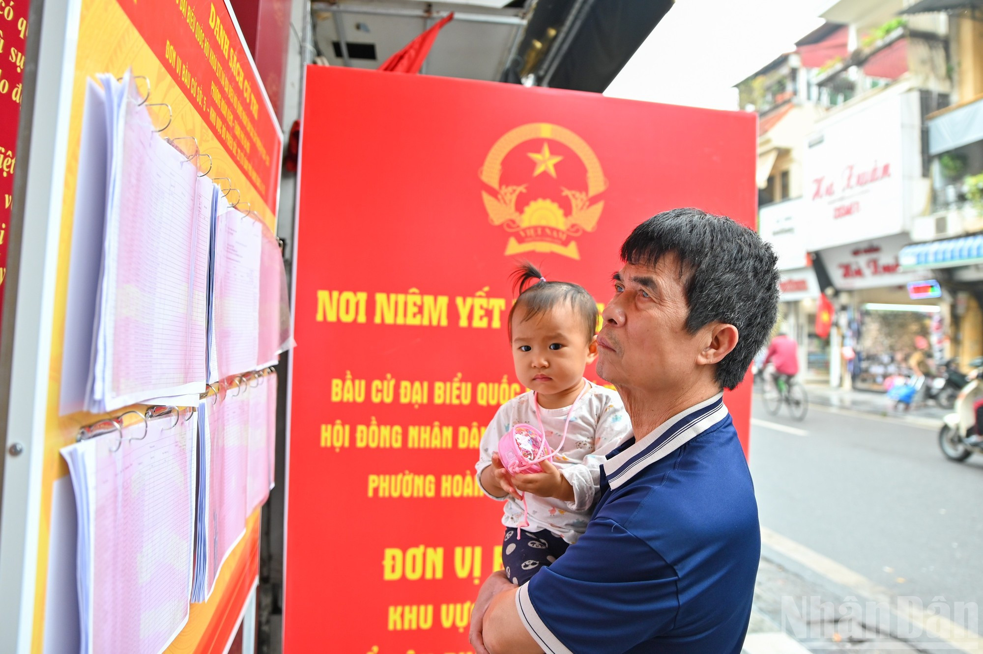 Los tablones con la lista de candidatos se colocan en diversos puntos para que los ciudadanos puedan informarse y consultarlos con facilidad.