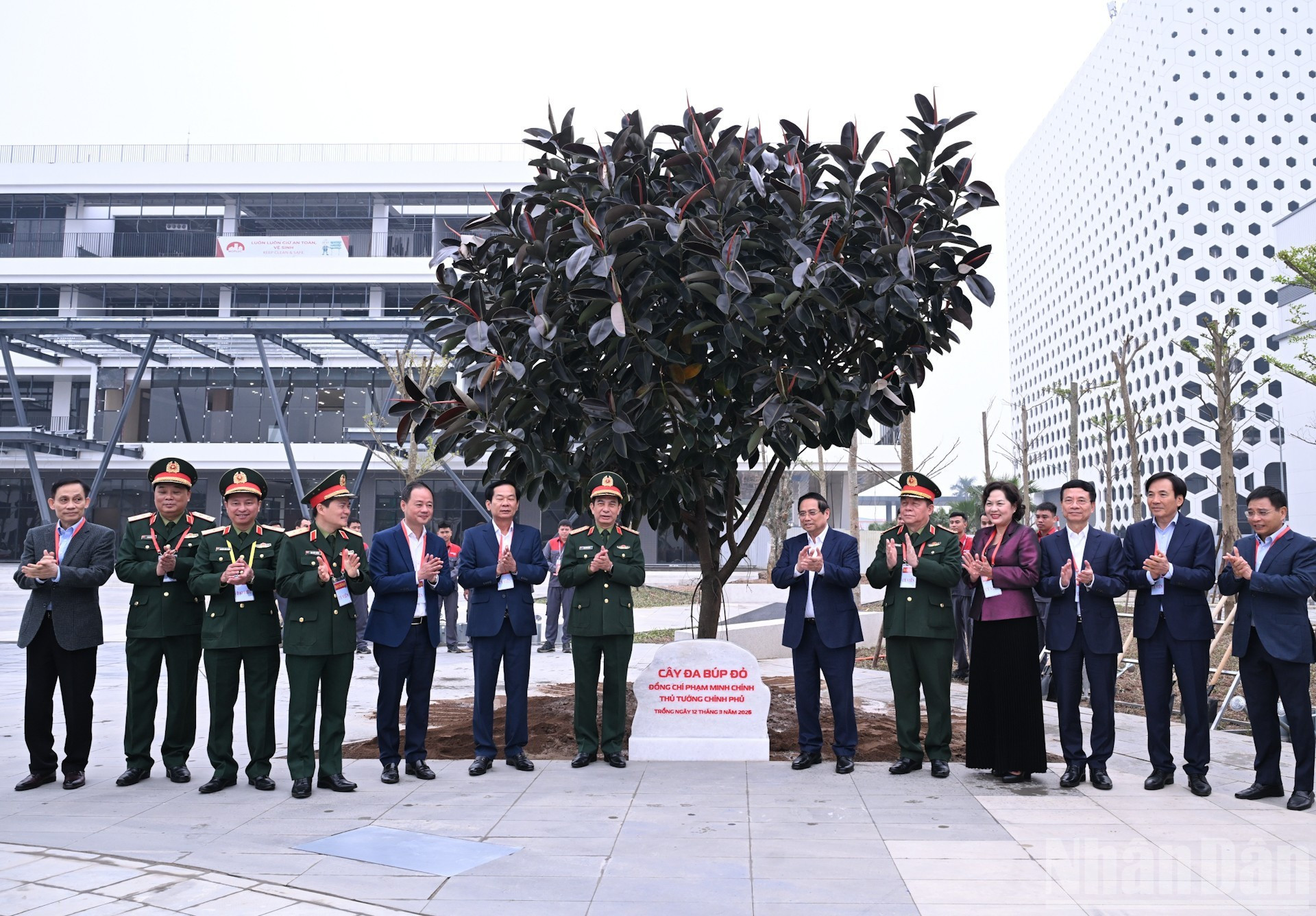 Minh Chinh planta un árbol en la sede del Grupo Viettel.