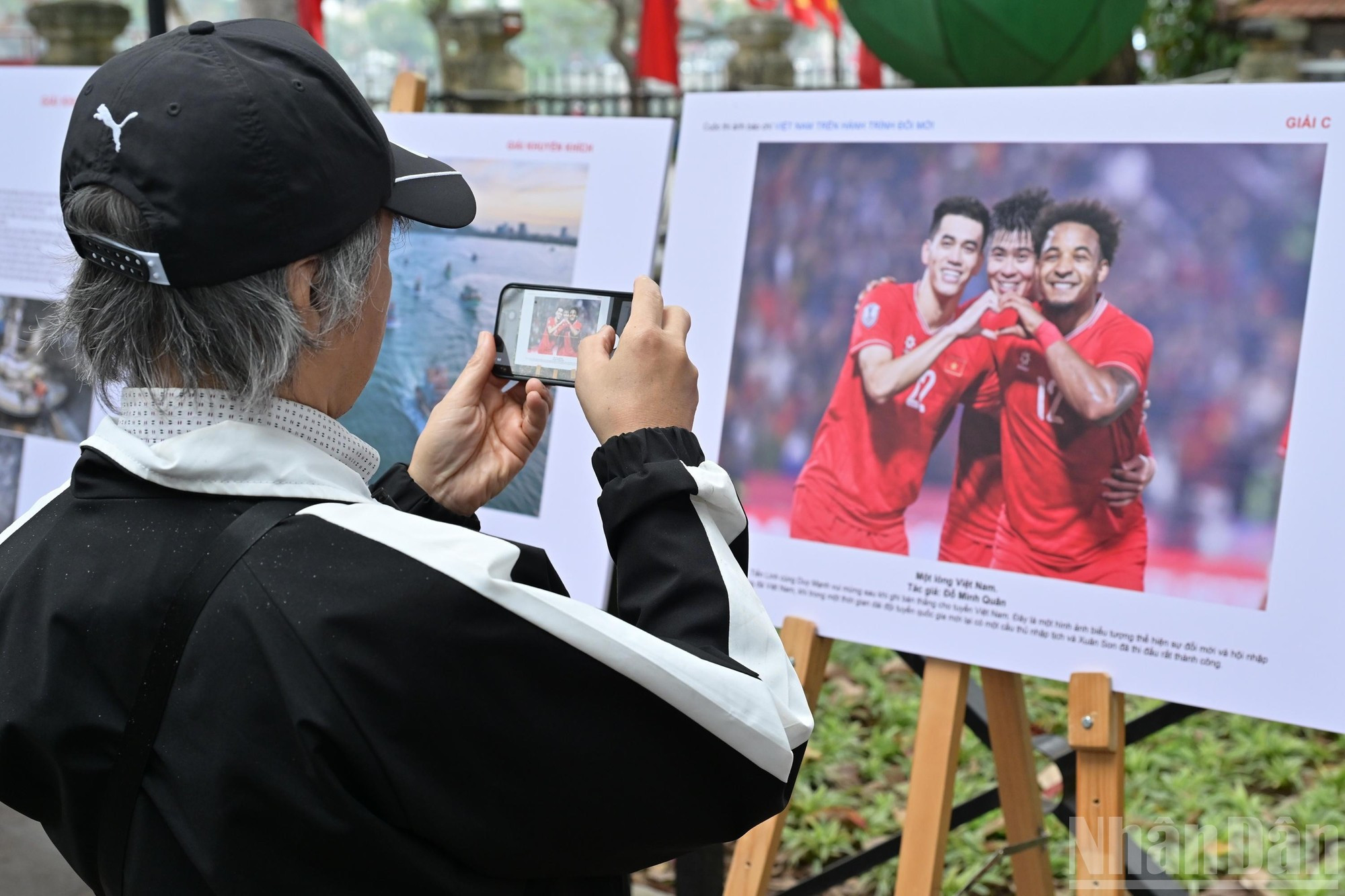 A través de la lente de los fotógrafos participantes, Vietnam y su gente se muestran con autenticidad y vitalidad desde múltiples perspectivas cargadas de emoción.