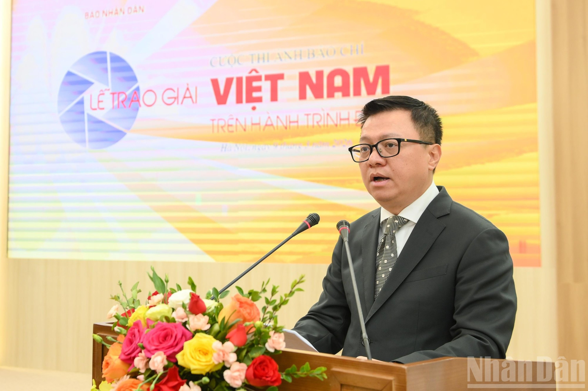 Le Quoc Minh, miembro del Comité Central del PCV, subjefe de la Comisión de Propaganda y Movilización de Masas del Comité Central del PCV, presidente-editor de Nhan Dan y titular de la Asociación de Periodistas del país, habla en la cita.