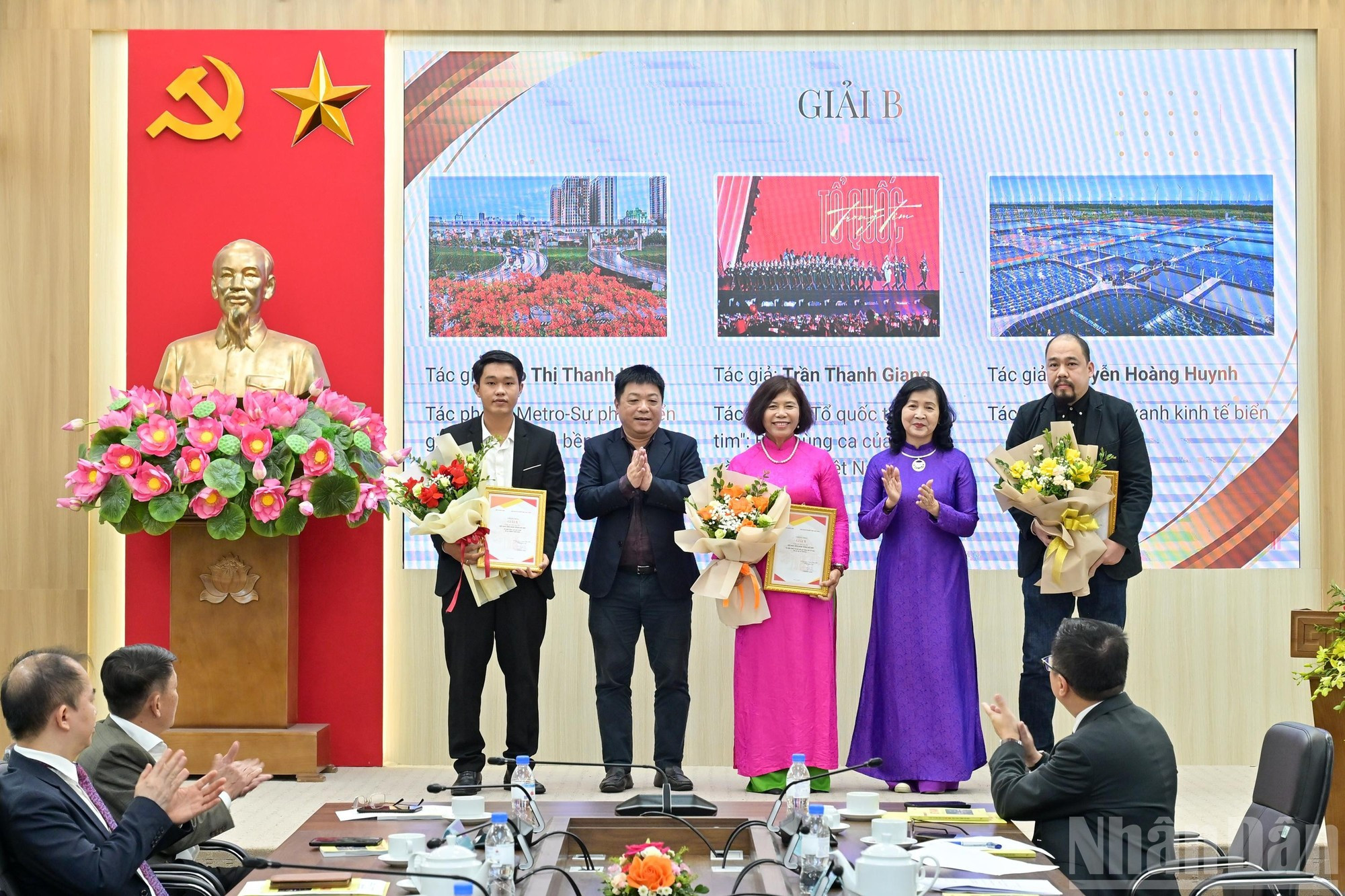 Las obras “Metro – Desarrollo sostenible del transporte verde” de la autora Cao Thi Thanh Ha, “La Patria en el corazón: epopeya de los 80 años de la historia de Vietnam” de Tran Thanh Giang y “Corriente verde de la economía marítima” de Nguyen Hoang Huynh reciben el segundo premio.