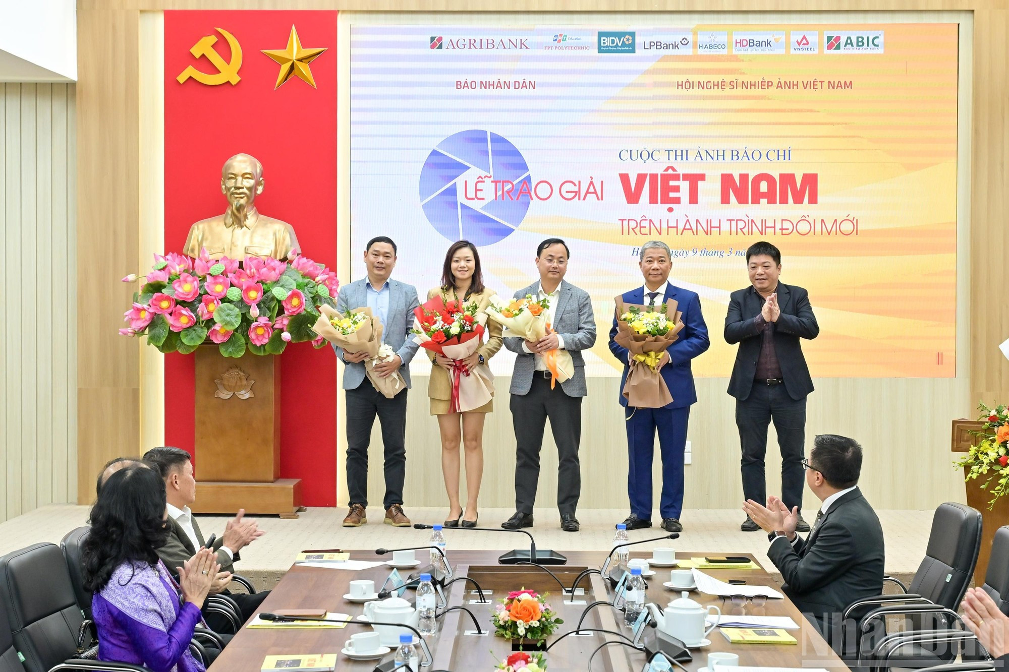 Representantes de los patrocinadores del concurso.