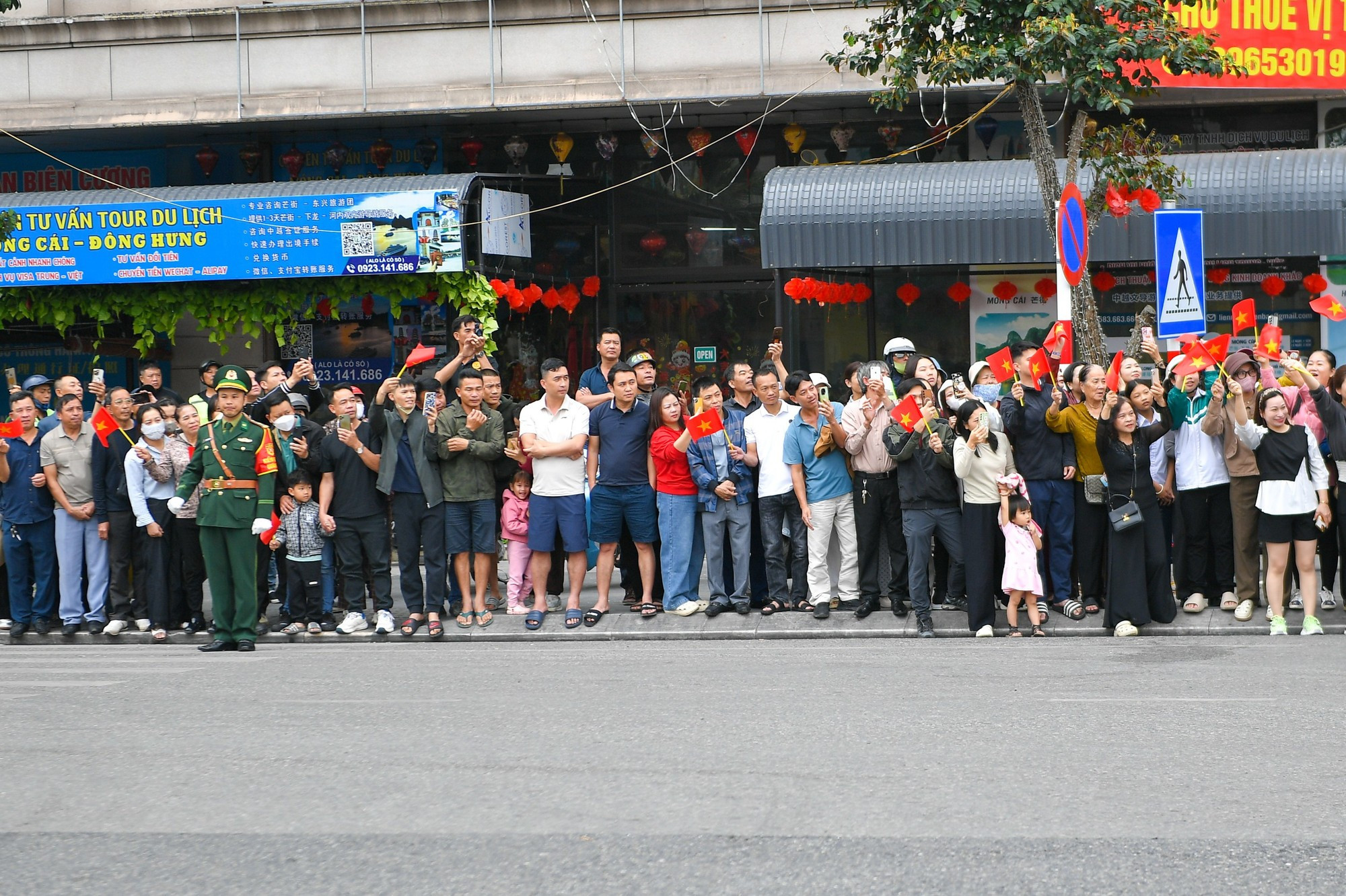 Un gran multitud de ciudadanos se congrega en el paso fronterizo internacional de Mong Cai para dar la bienvenida al evento.
